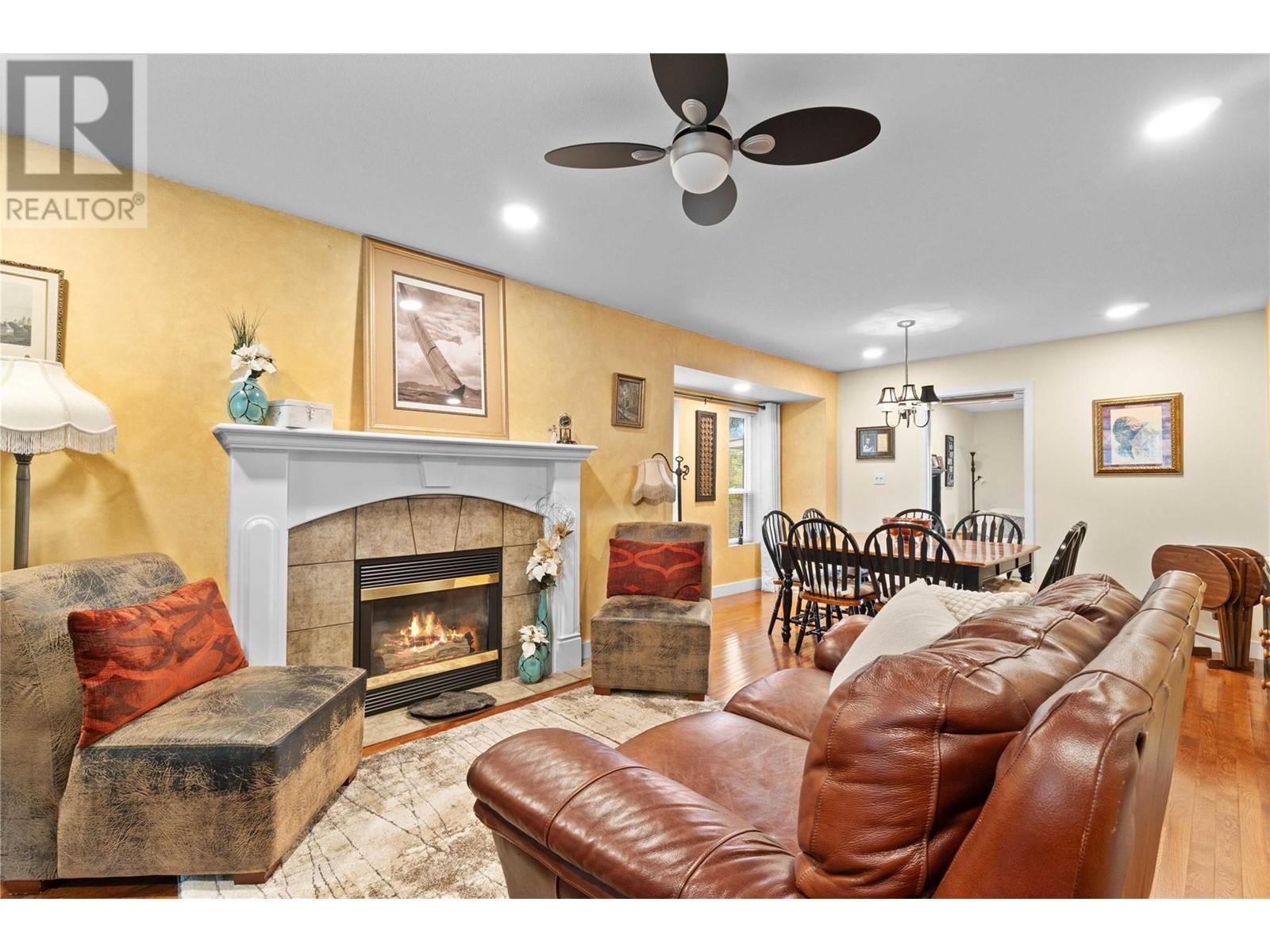 2847 Walsh Road, Sorrento, BC - Indoor Photo Showing Living Room With Fireplace