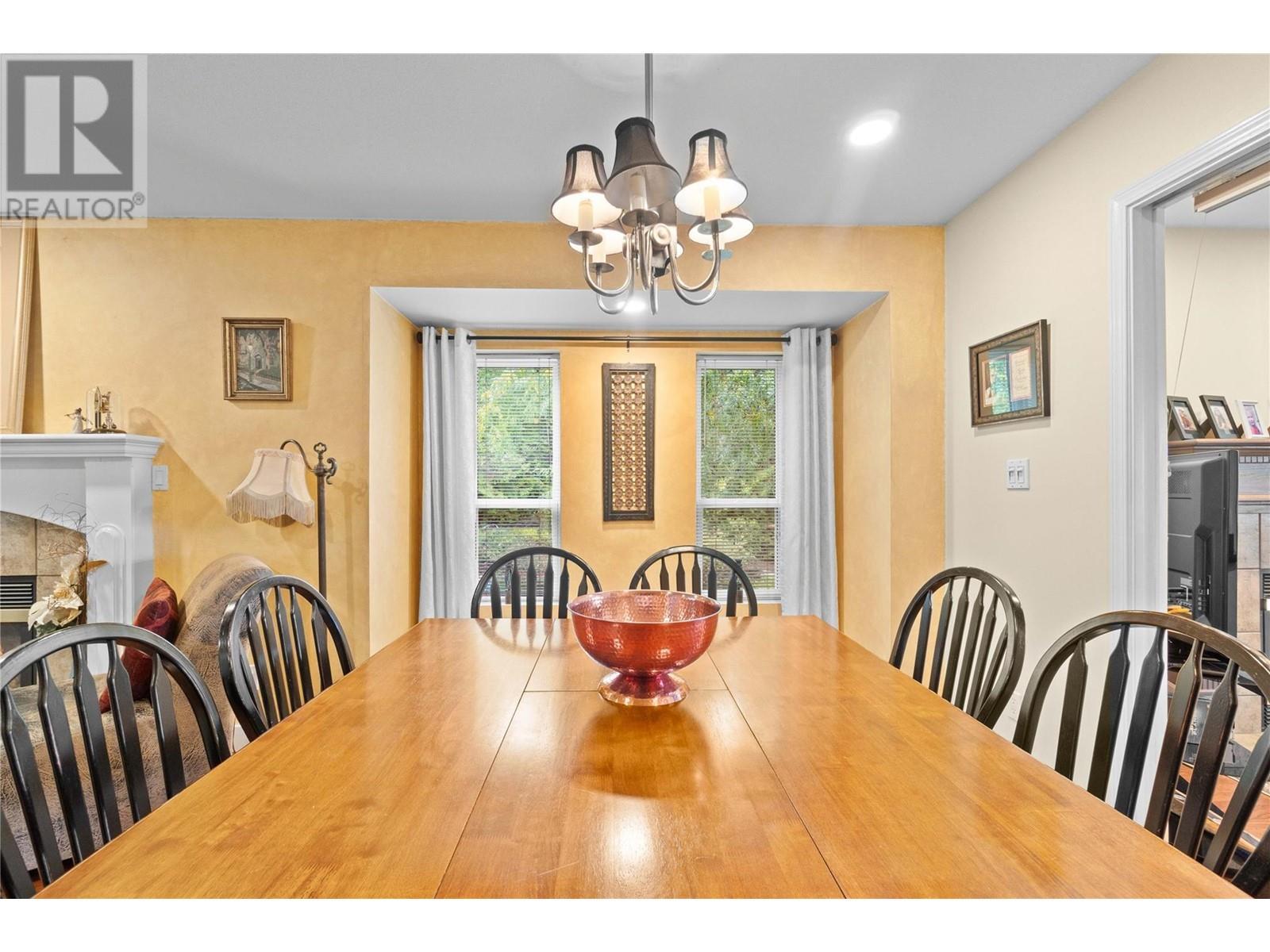 2847 Walsh Road, Sorrento, BC - Indoor Photo Showing Dining Room