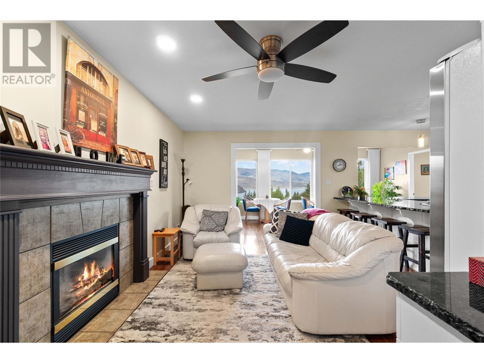 2847 Walsh Road, Sorrento, BC - Indoor Photo Showing Living Room With Fireplace