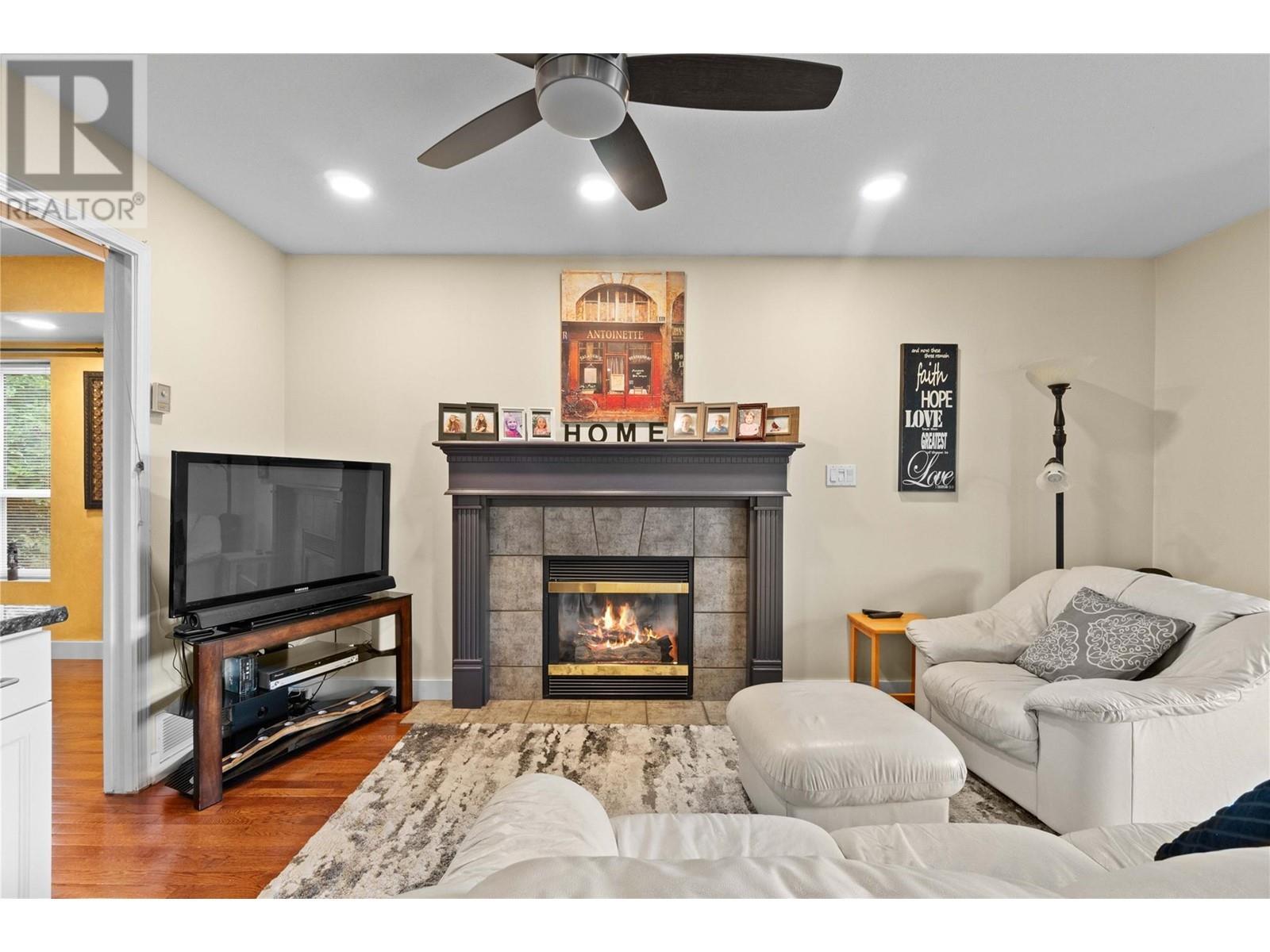 2847 Walsh Road, Sorrento, BC - Indoor With Fireplace