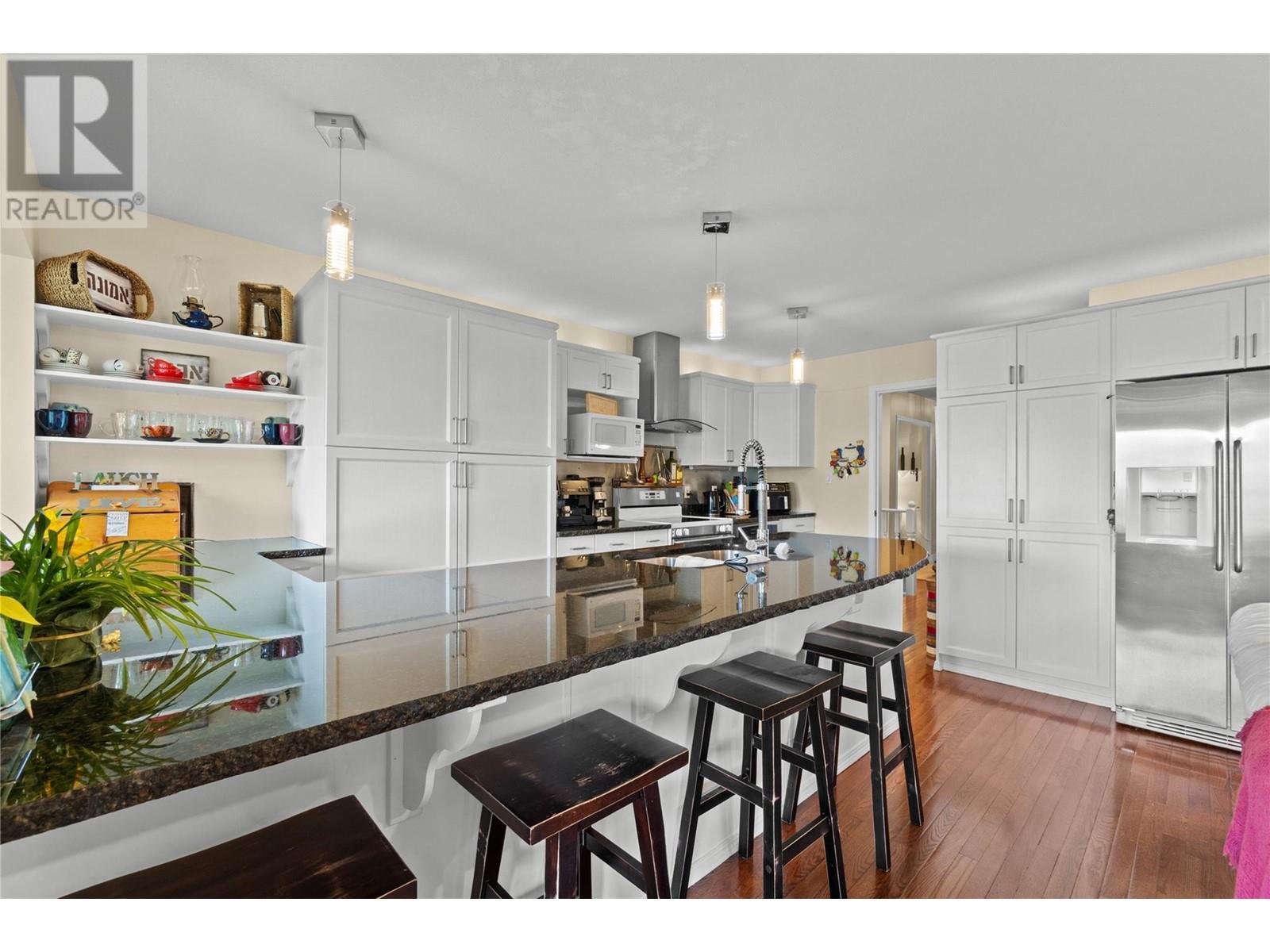 2847 Walsh Road, Sorrento, BC - Indoor Photo Showing Kitchen With Double Sink