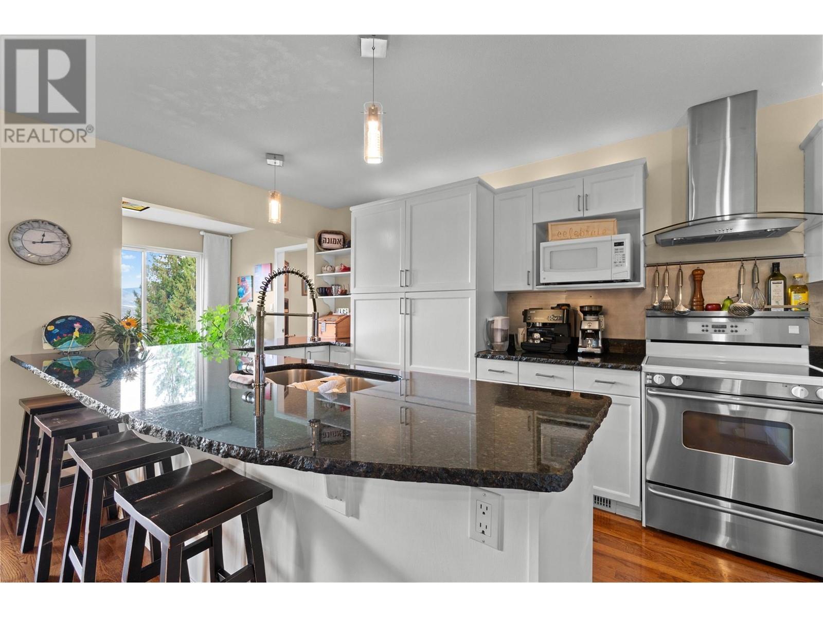 2847 Walsh Road, Sorrento, BC - Indoor Photo Showing Kitchen
