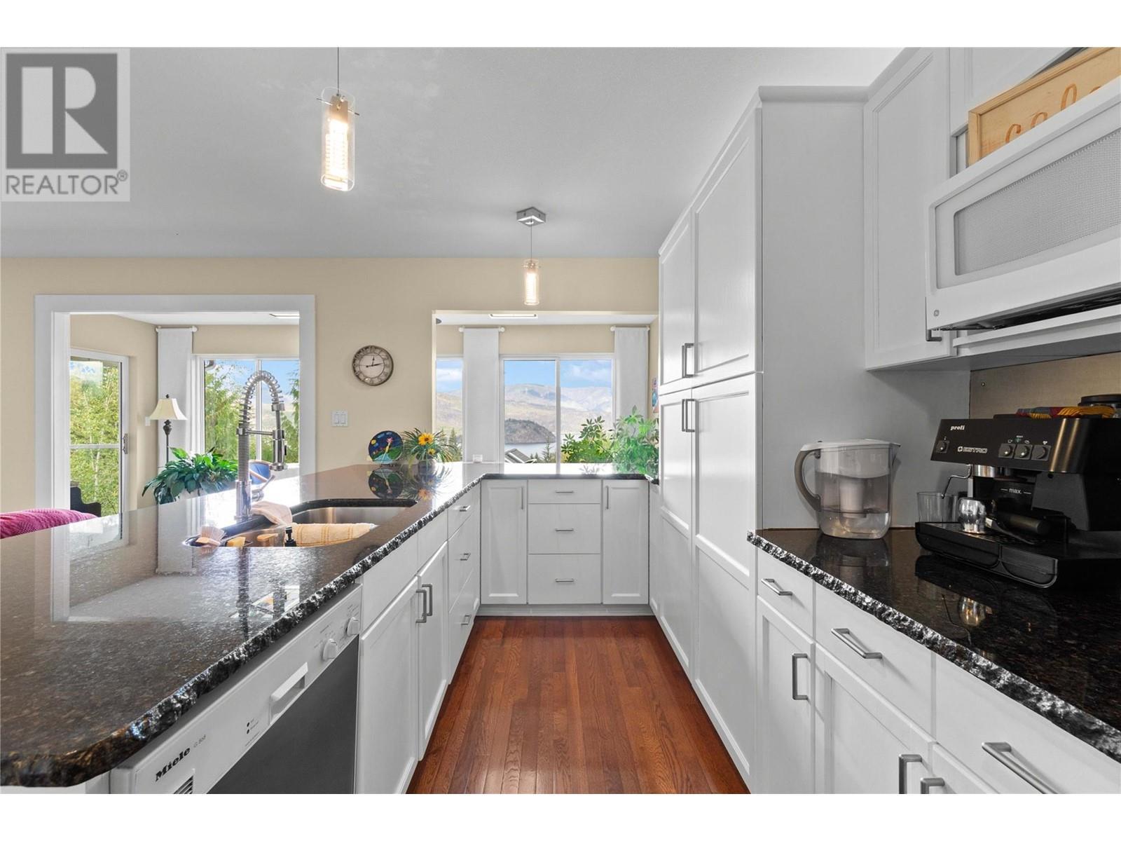 2847 Walsh Road, Sorrento, BC - Indoor Photo Showing Kitchen With Upgraded Kitchen