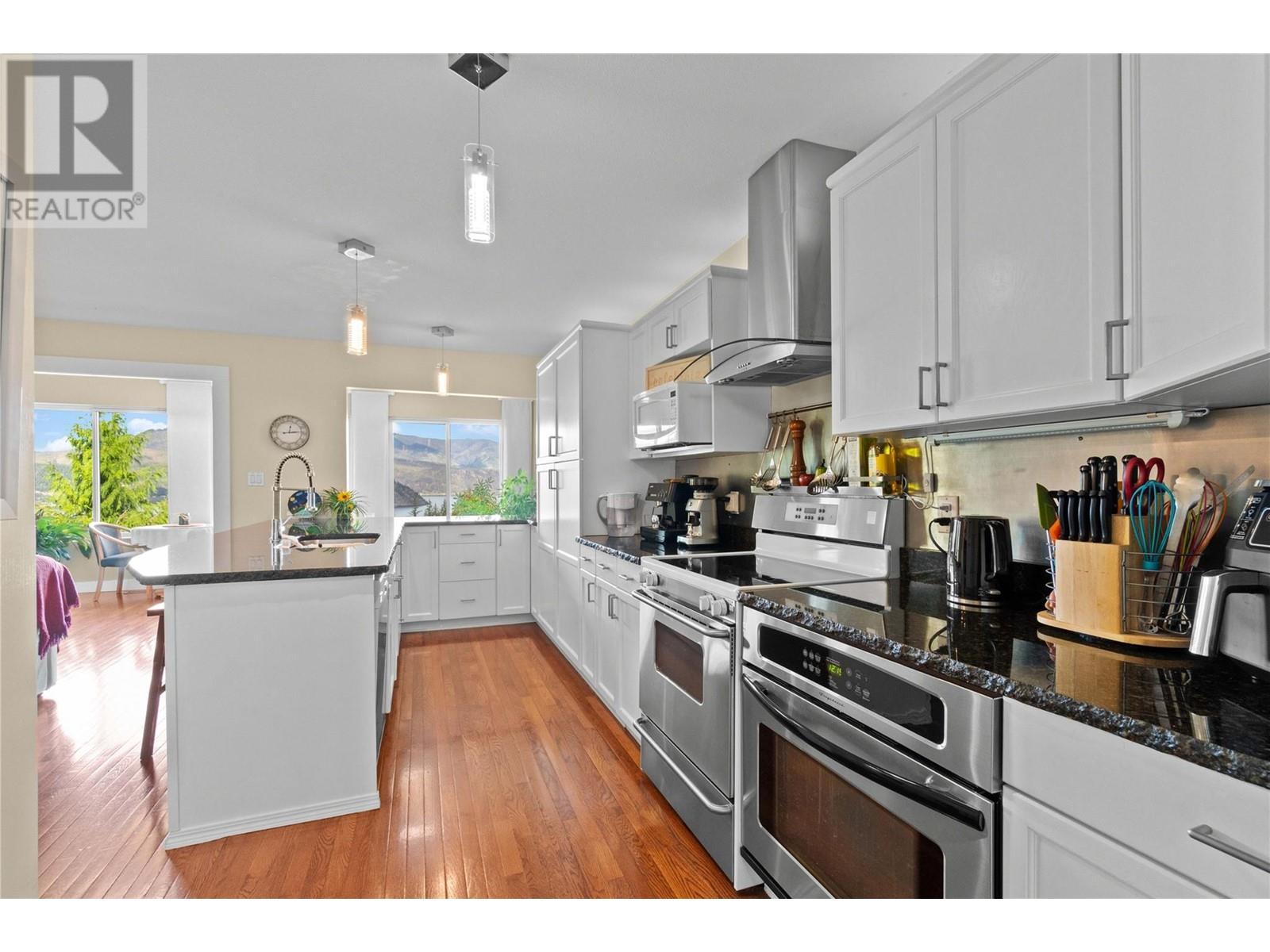 2847 Walsh Road, Sorrento, BC - Indoor Photo Showing Kitchen