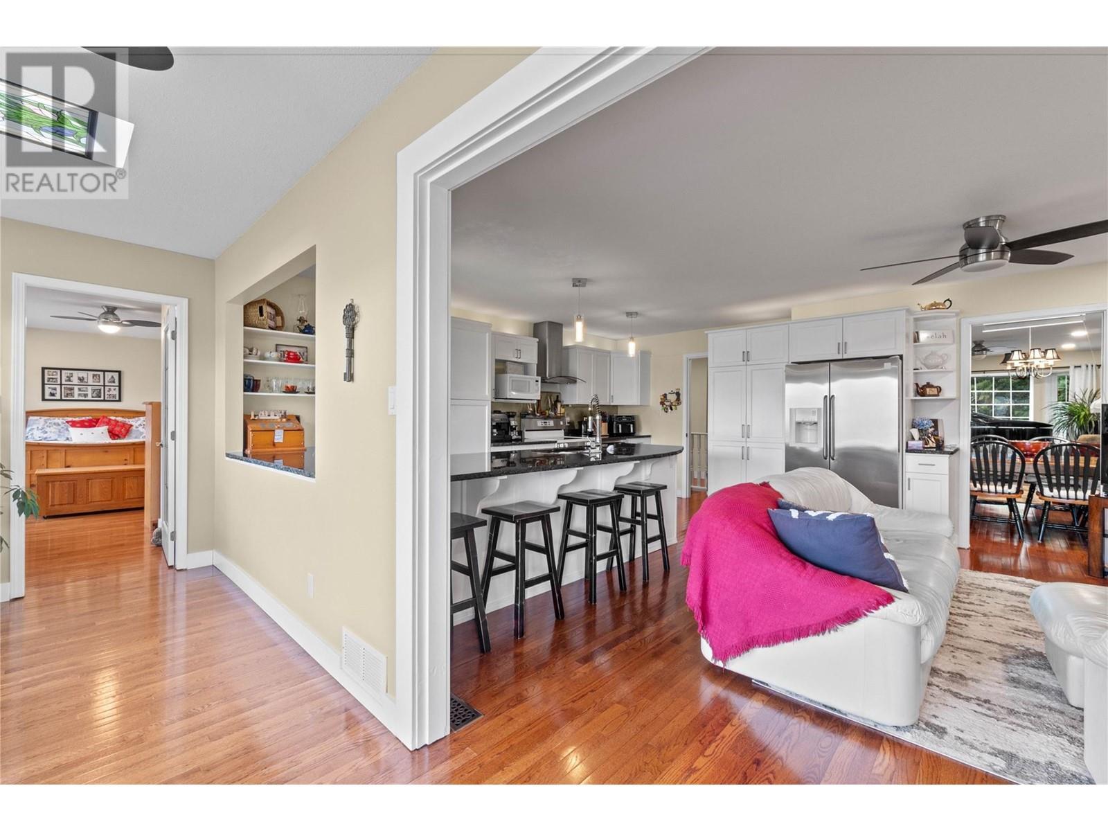 2847 Walsh Road, Sorrento, BC - Indoor