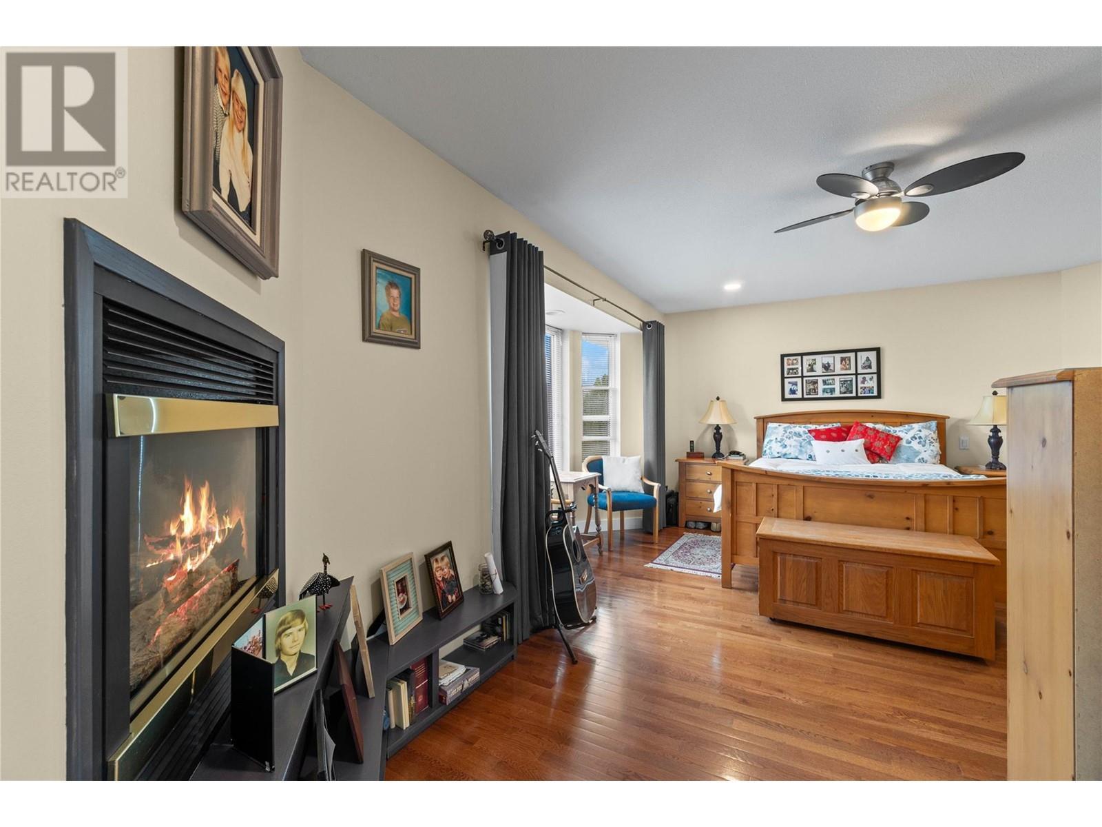 2847 Walsh Road, Sorrento, BC - Indoor With Fireplace