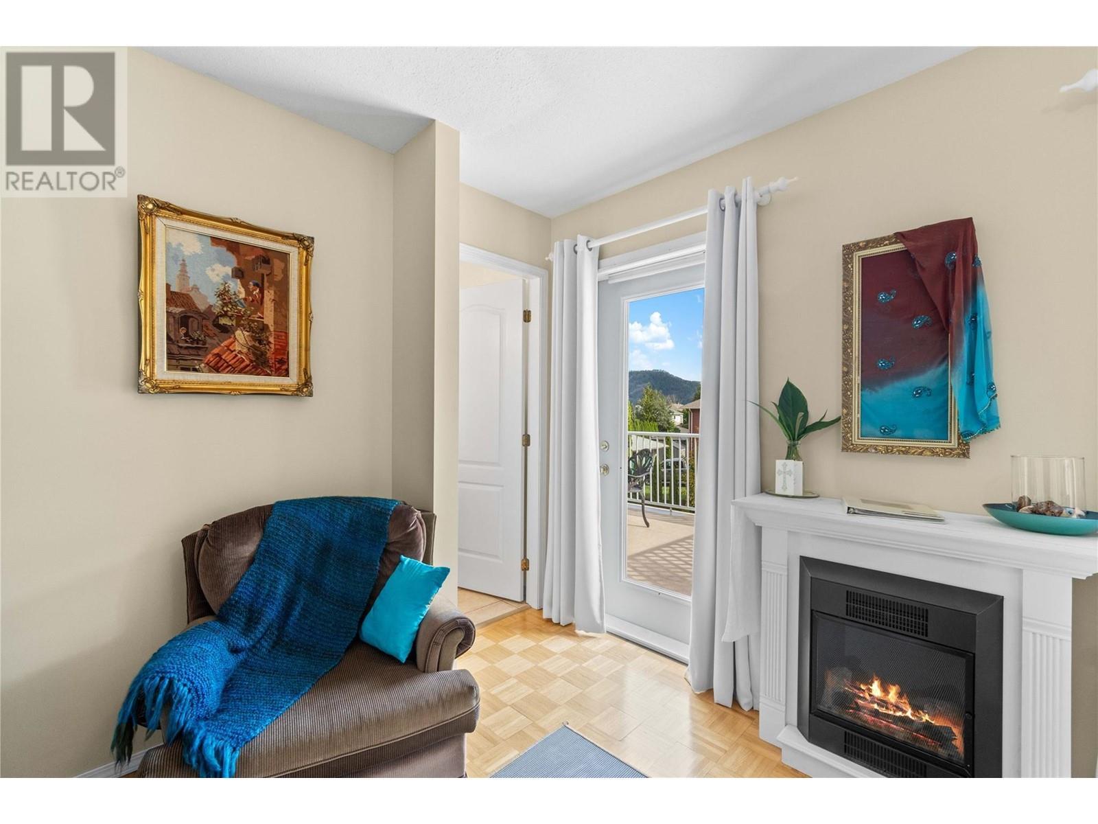 2847 Walsh Road, Sorrento, BC - Indoor Photo Showing Living Room With Fireplace