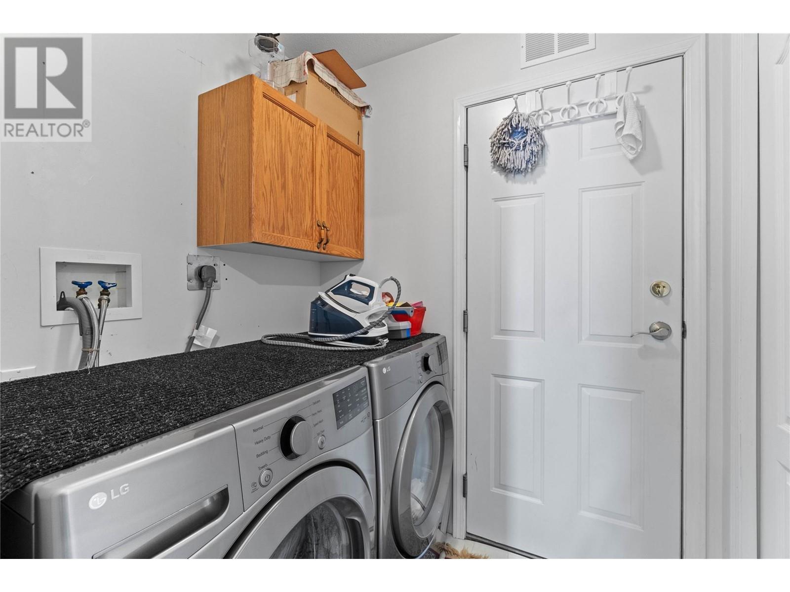 2847 Walsh Road, Sorrento, BC - Indoor Photo Showing Laundry Room