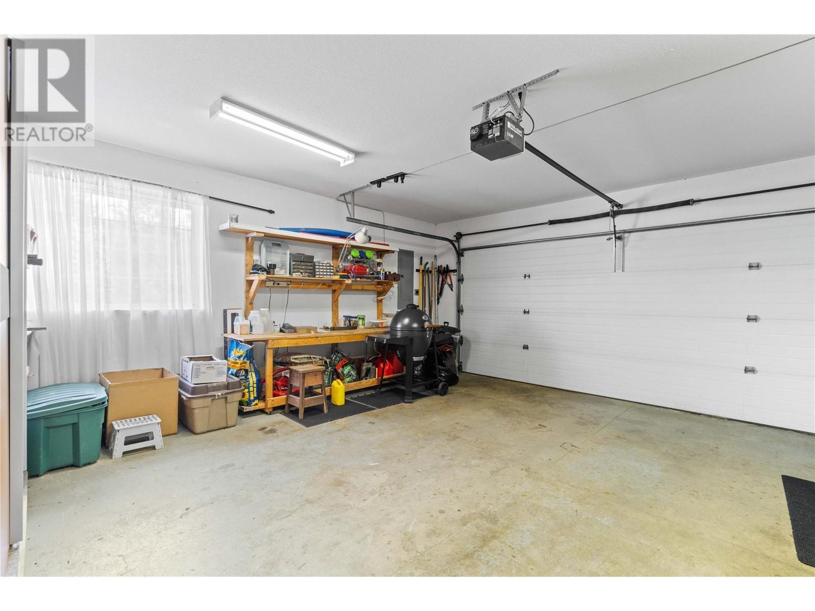 2847 Walsh Road, Sorrento, BC - Indoor Photo Showing Garage