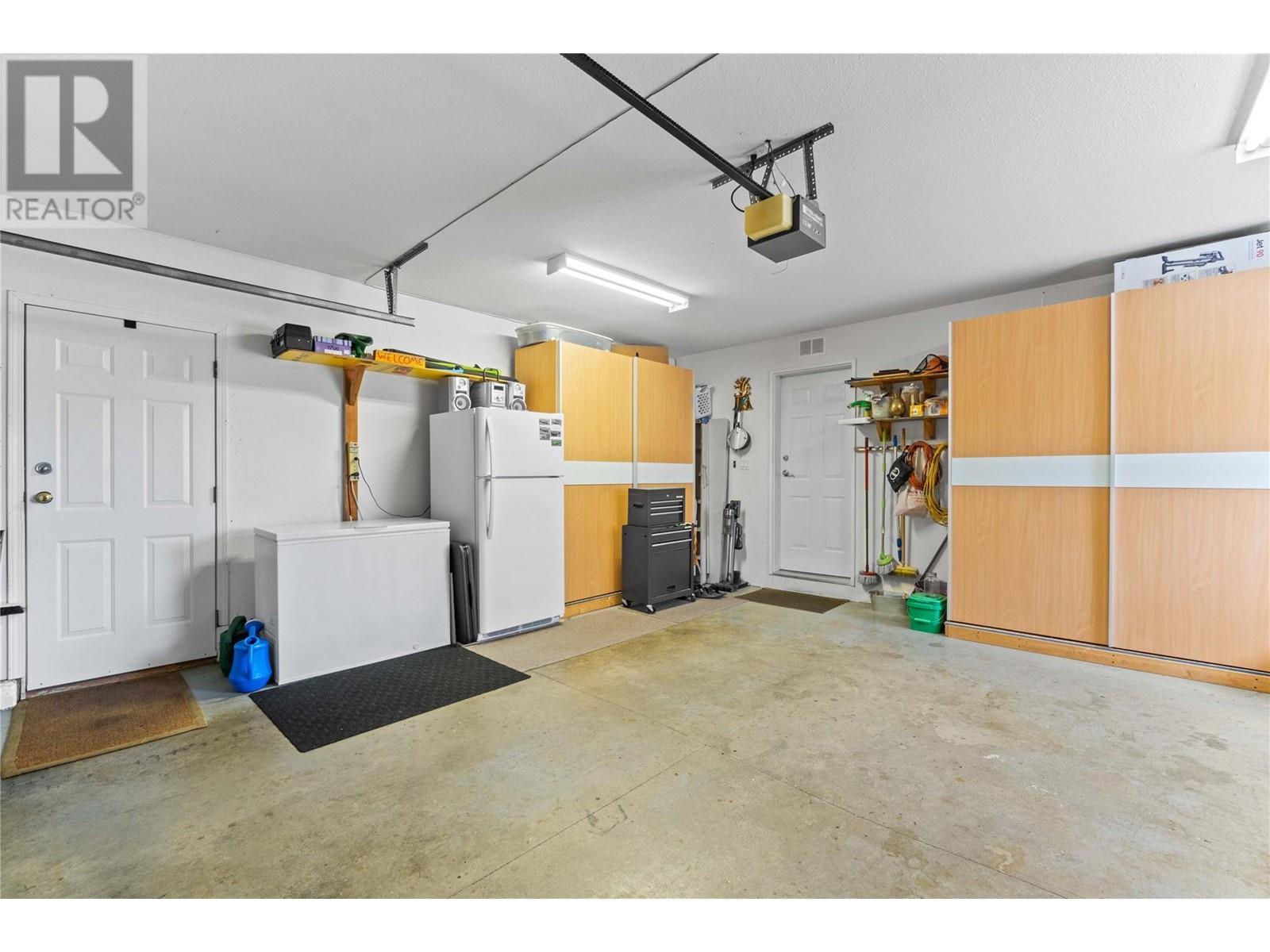 2847 Walsh Road, Sorrento, BC - Indoor Photo Showing Garage