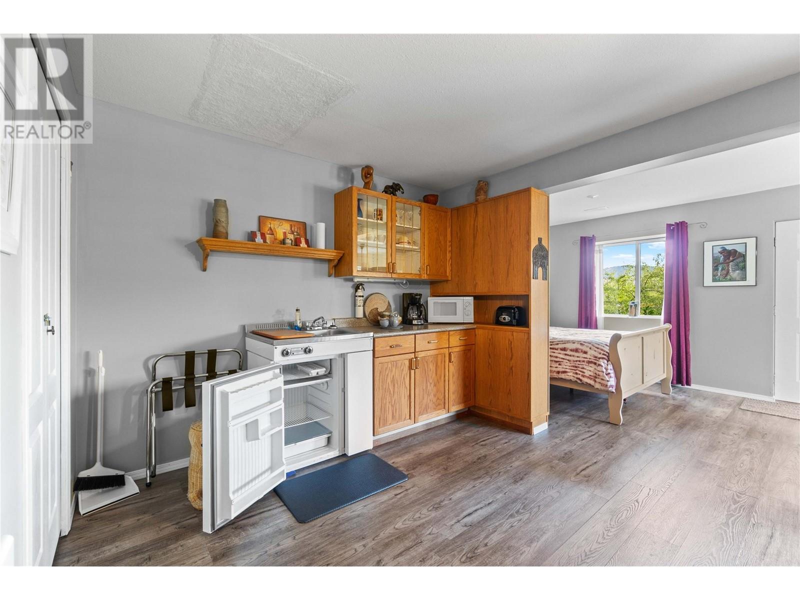 2847 Walsh Road, Sorrento, BC - Indoor Photo Showing Kitchen With Double Sink