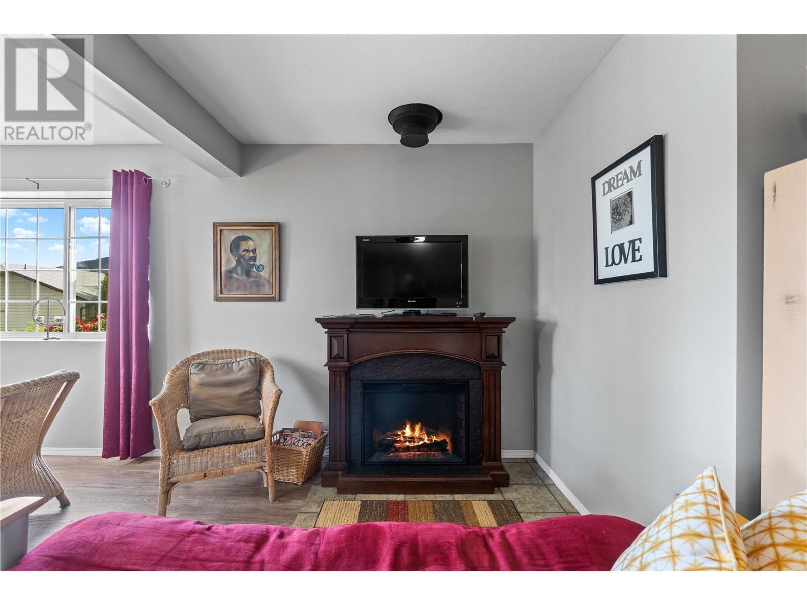 2847 Walsh Road, Sorrento, BC - Indoor Photo Showing Living Room With Fireplace
