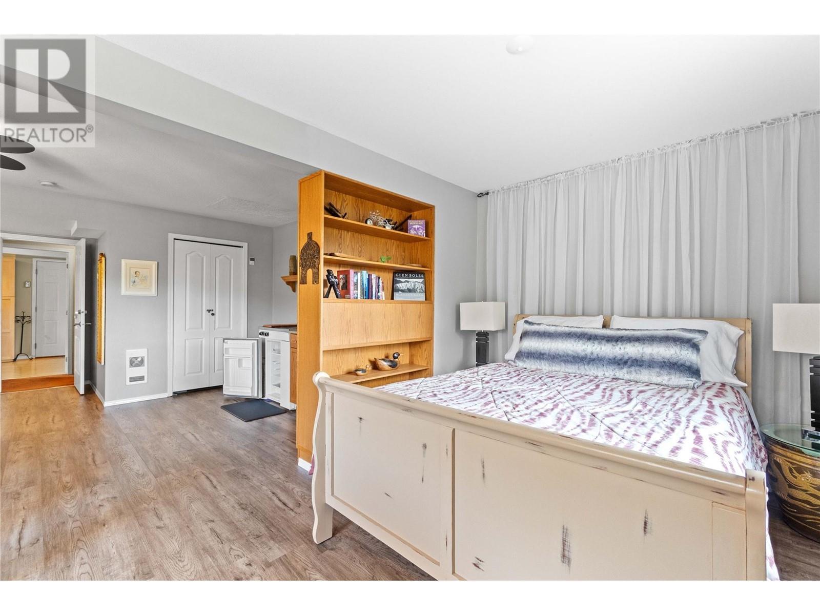 2847 Walsh Road, Sorrento, BC - Indoor Photo Showing Bedroom