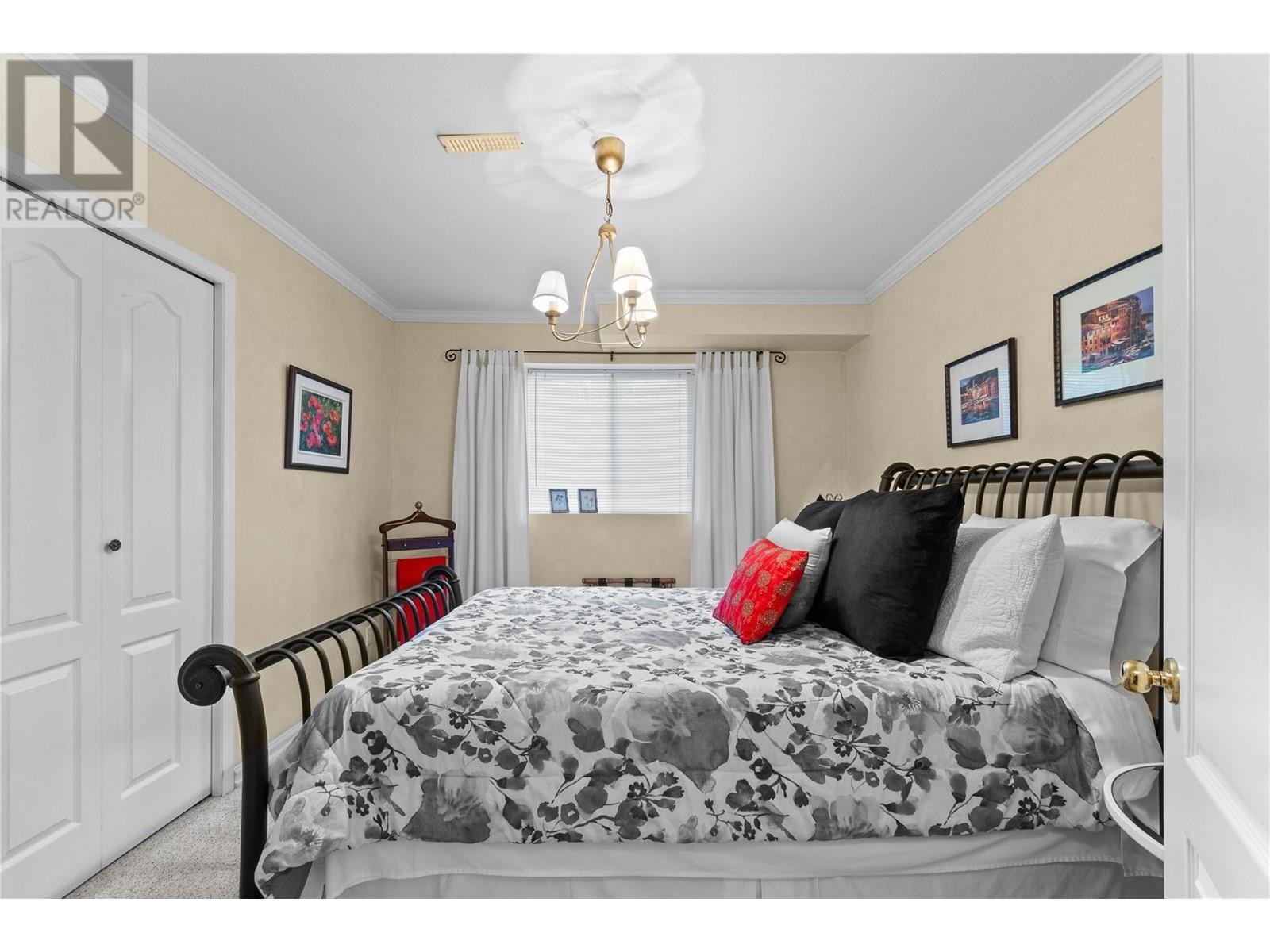 2847 Walsh Road, Sorrento, BC - Indoor Photo Showing Bedroom