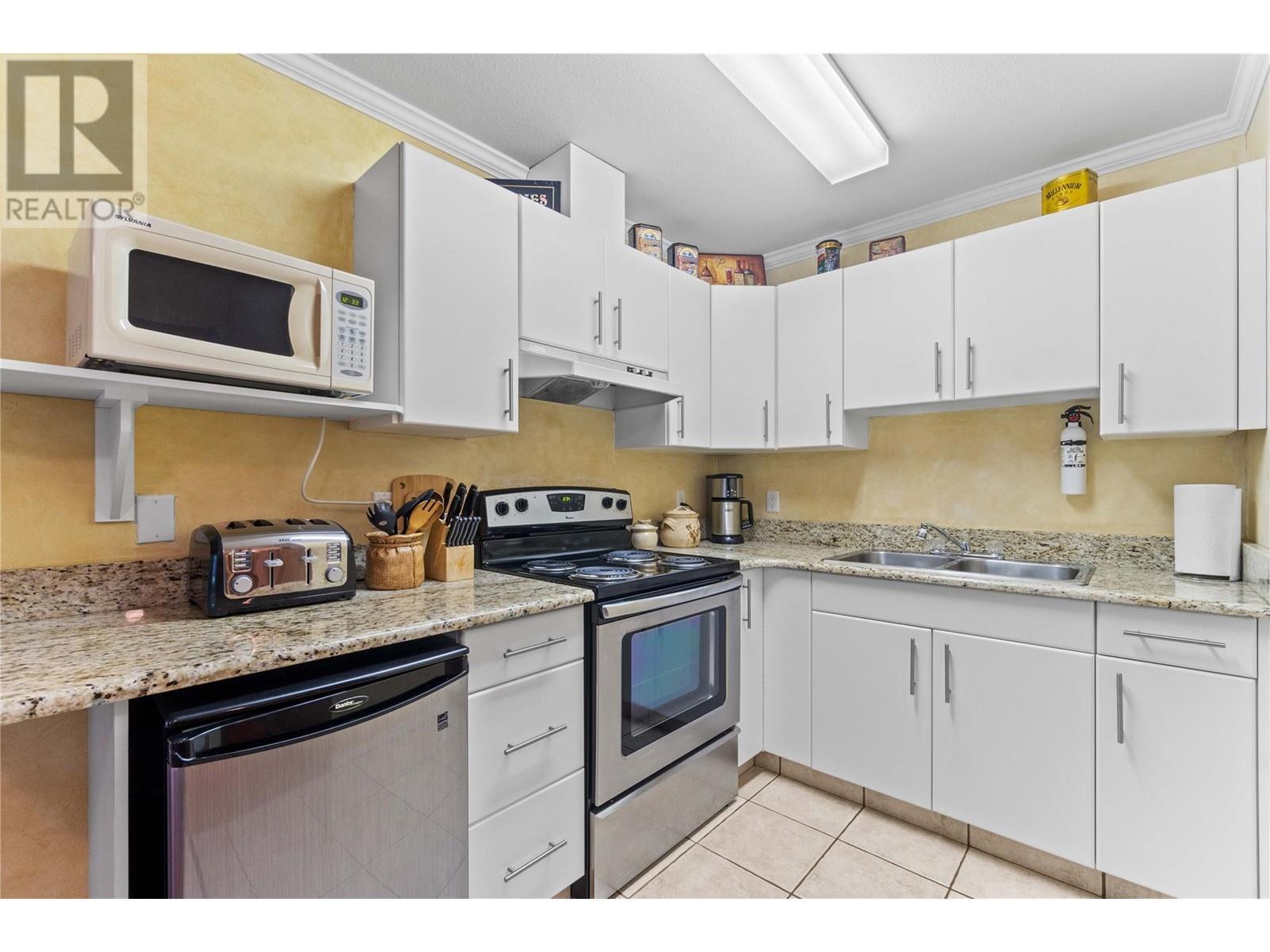 2847 Walsh Road, Sorrento, BC - Indoor Photo Showing Kitchen With Double Sink