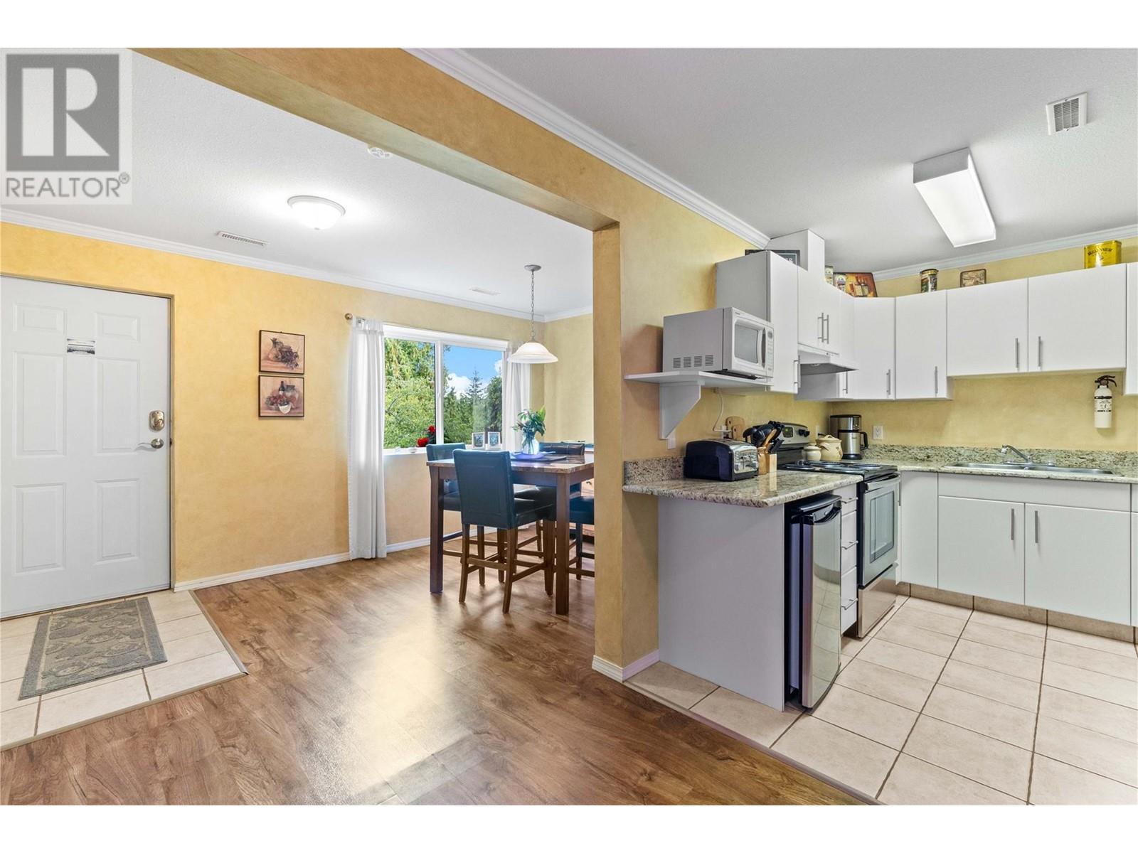 2847 Walsh Road, Sorrento, BC - Indoor Photo Showing Kitchen