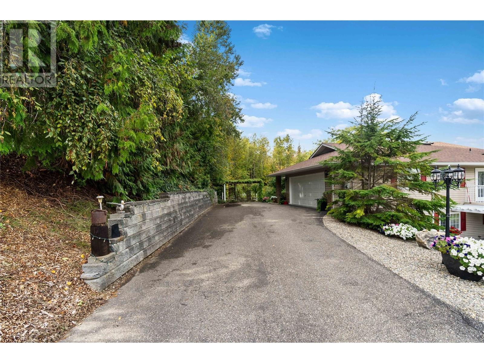 2847 Walsh Road, Sorrento, BC - Outdoor