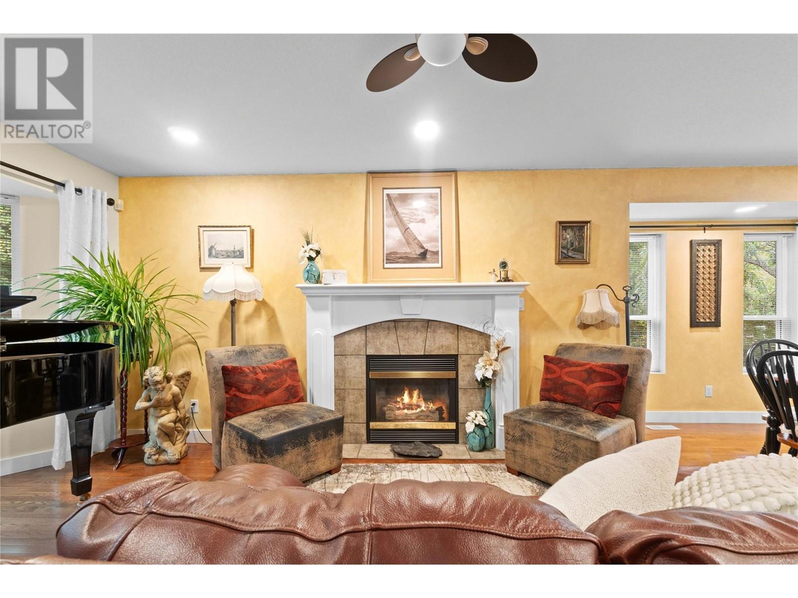 2847 Walsh Road, Sorrento, BC - Indoor Photo Showing Living Room With Fireplace