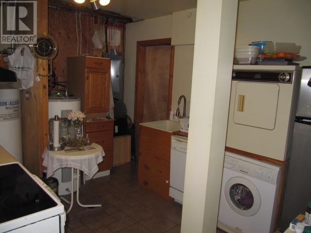 3561 Canim-Hendrix Lake Road, 100 Mile House, BC - Indoor Photo Showing Laundry Room