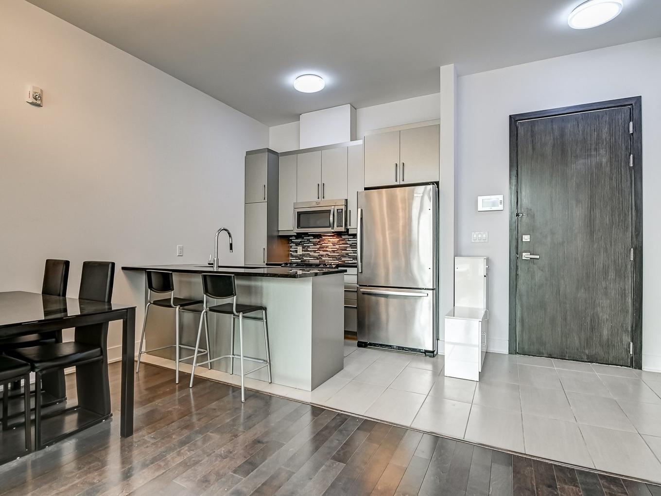 Kitchen - 704-1225 Boul. Robert-Bourassa, Montréal (Ville-Marie), QC - Indoor Photo Showing Kitchen With Upgraded Kitchen