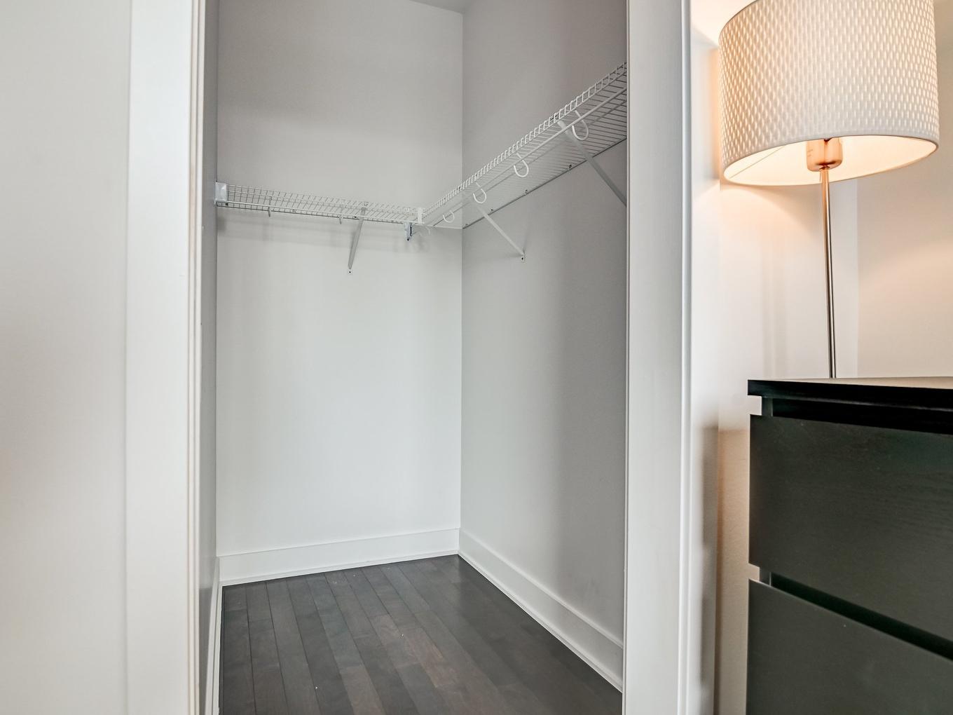 Walk-in closet - 704-1225 Boul. Robert-Bourassa, Montréal (Ville-Marie), QC - Indoor