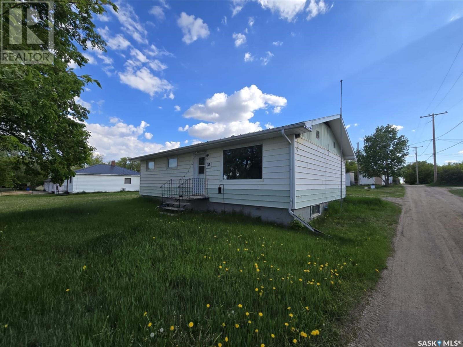 33 4Th Avenue E, Central Butte, SK - Outdoor