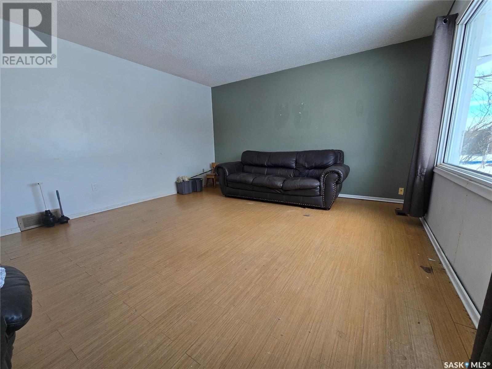 33 4Th Avenue E, Central Butte, SK - Indoor