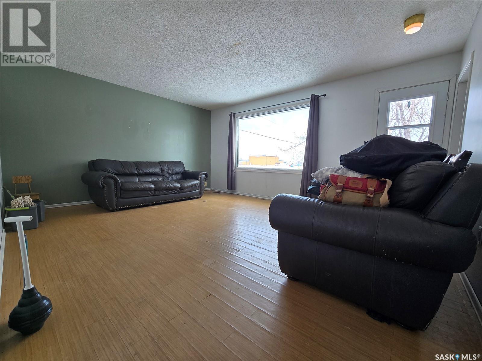 33 4Th Avenue E, Central Butte, SK - Indoor Photo Showing Living Room