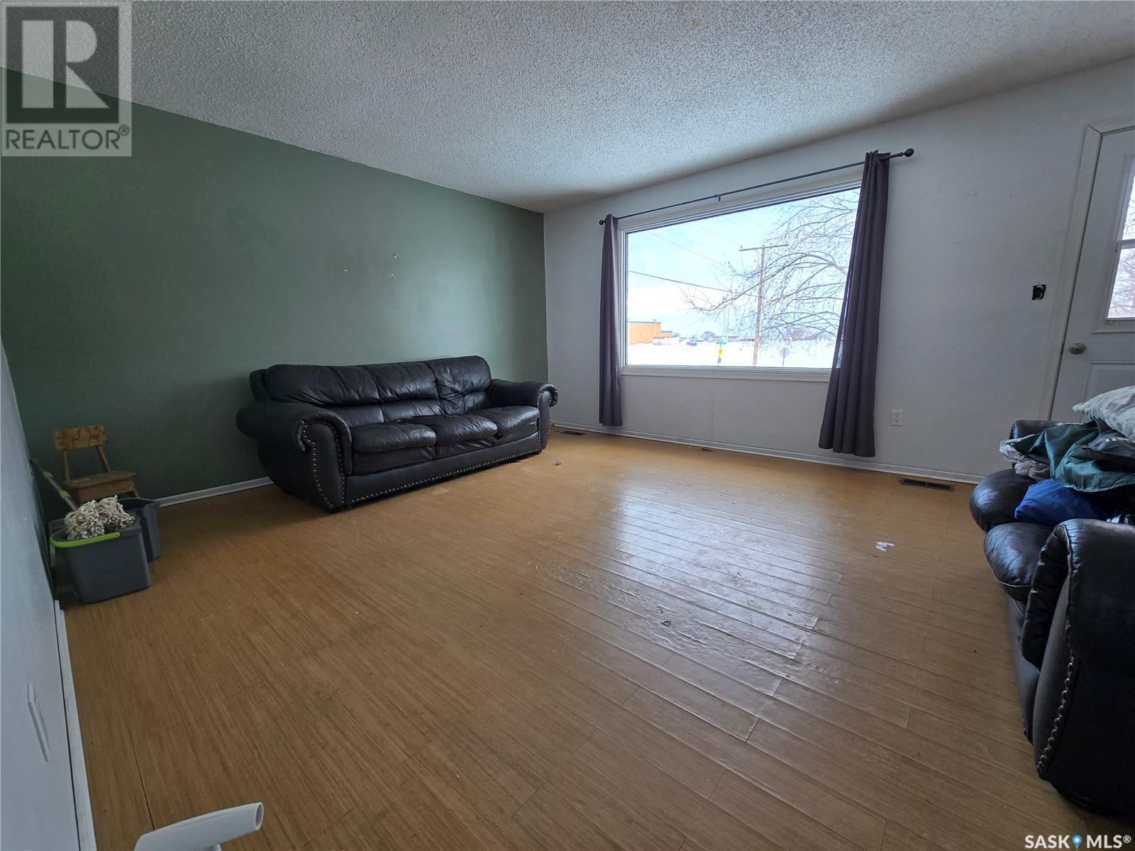 33 4Th Avenue E, Central Butte, SK - Indoor Photo Showing Living Room