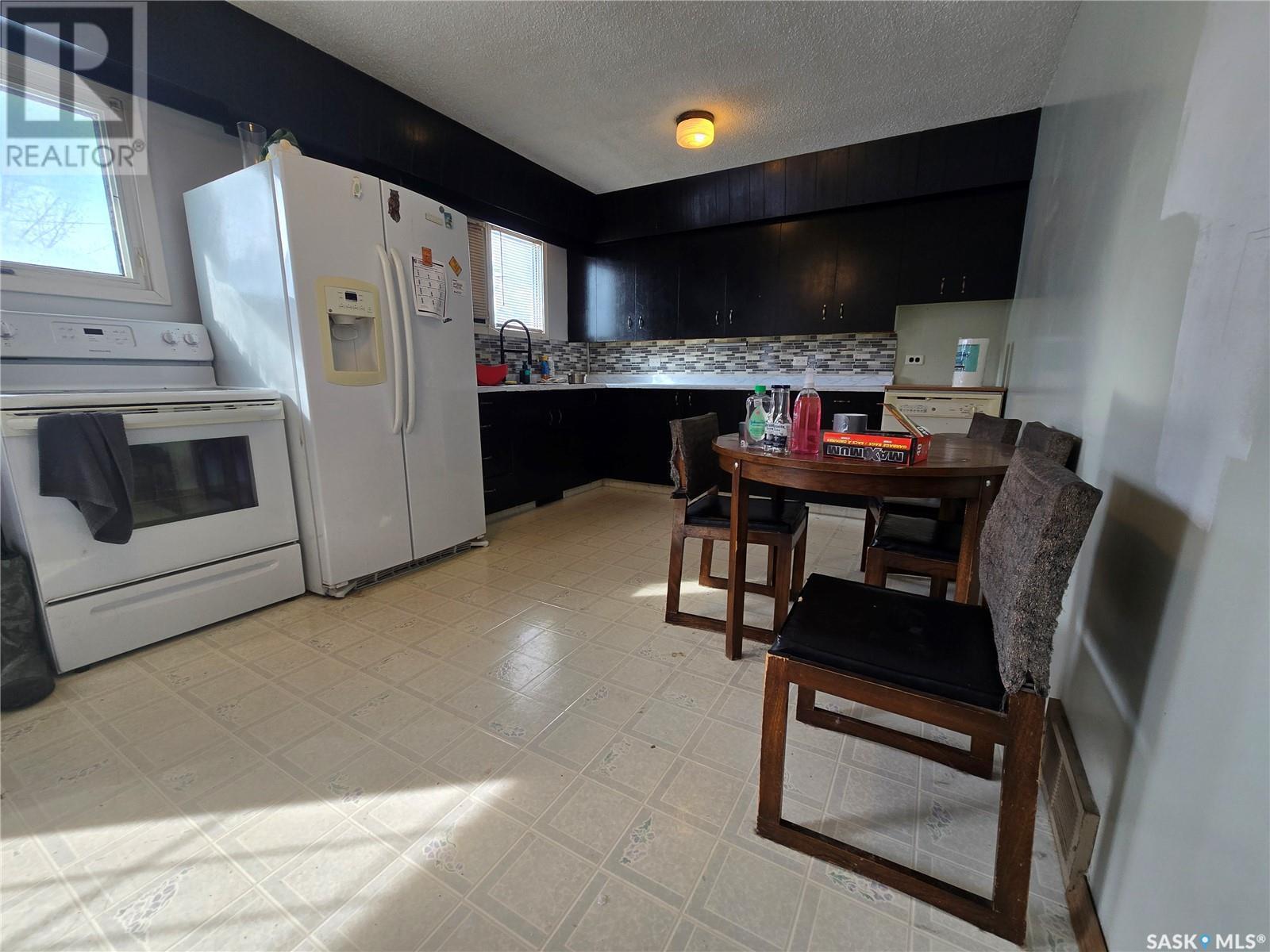 33 4Th Avenue E, Central Butte, SK - Indoor Photo Showing Kitchen