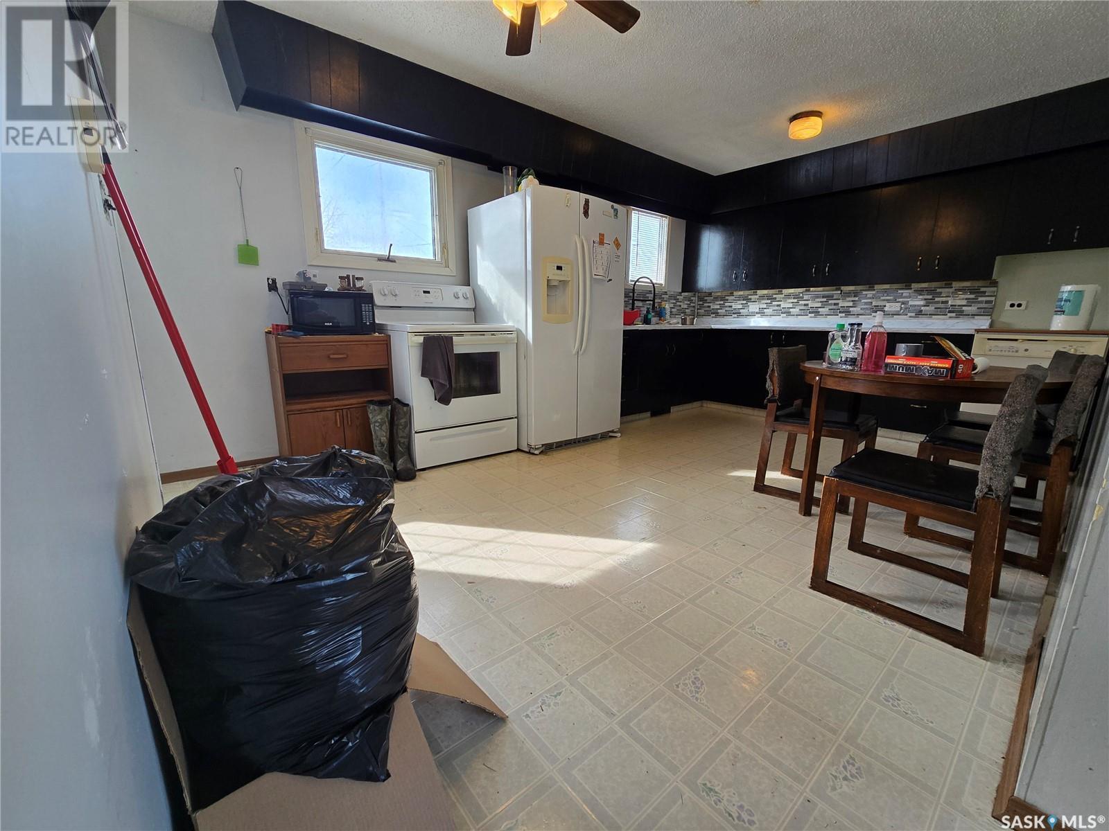 33 4Th Avenue E, Central Butte, SK - Indoor