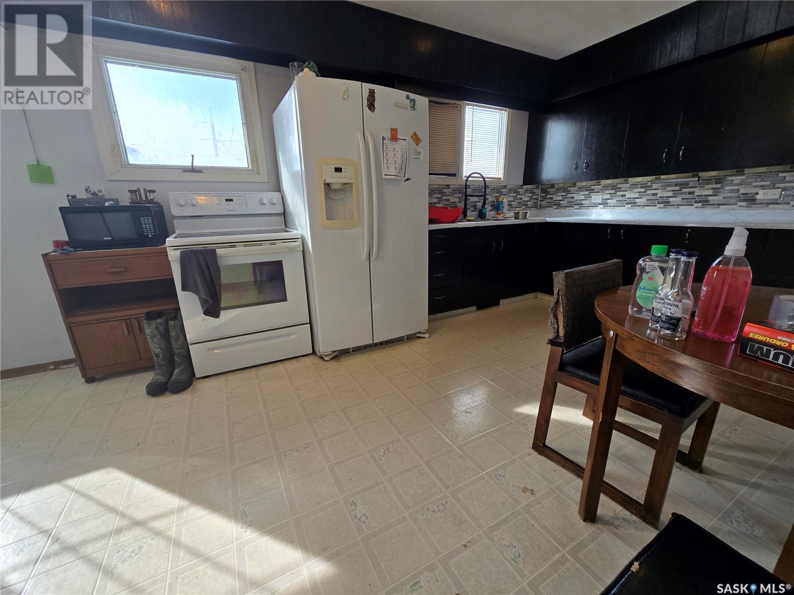 33 4Th Avenue E, Central Butte, SK - Indoor Photo Showing Kitchen