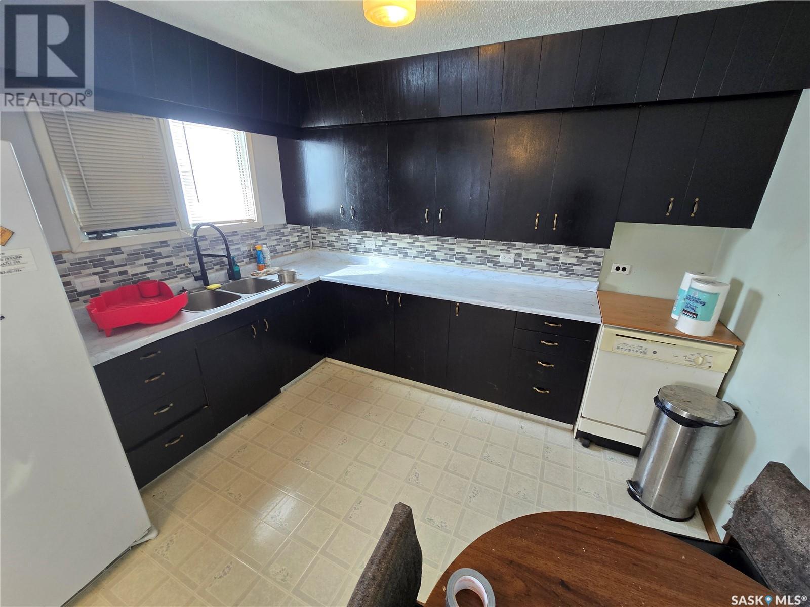 33 4Th Avenue E, Central Butte, SK - Indoor Photo Showing Kitchen With Double Sink