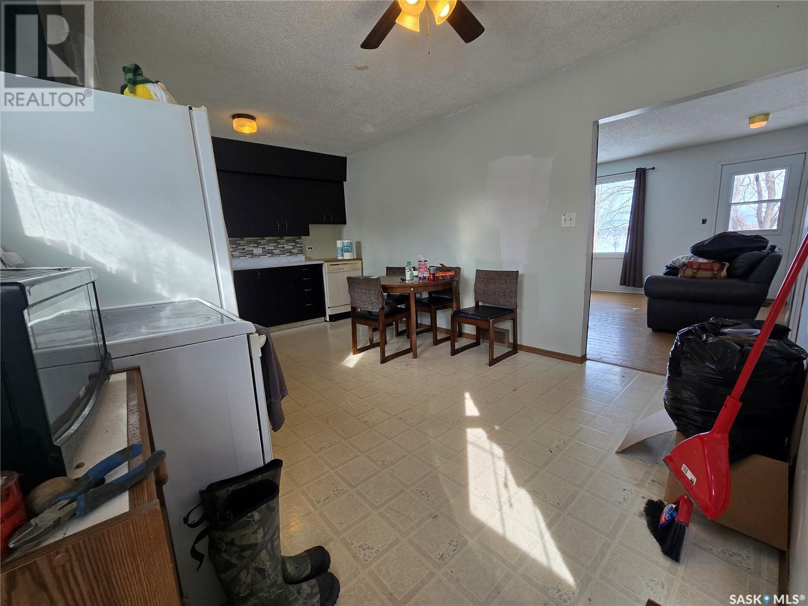 33 4Th Avenue E, Central Butte, SK - Indoor