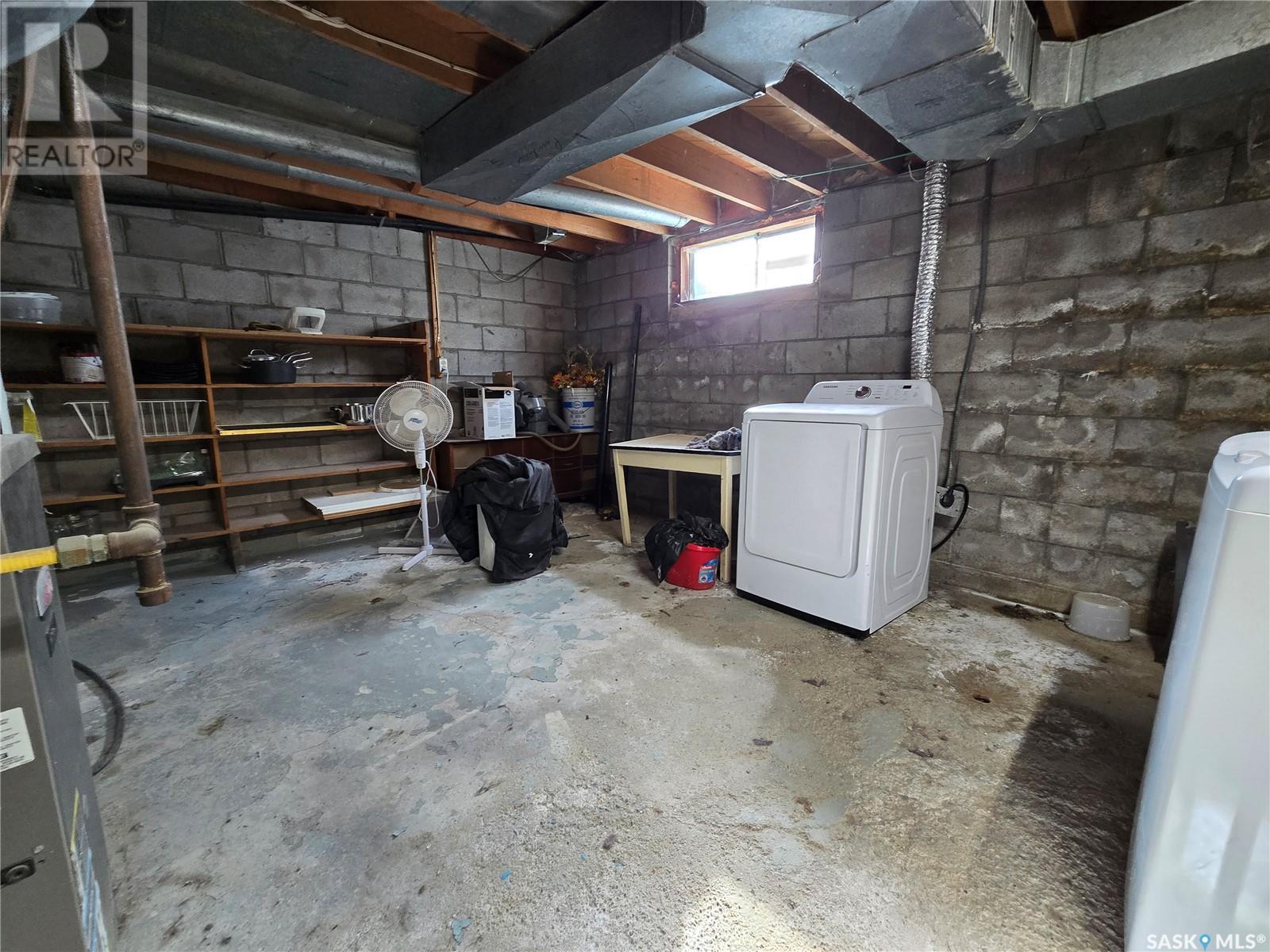 33 4Th Avenue E, Central Butte, SK - Indoor Photo Showing Laundry Room