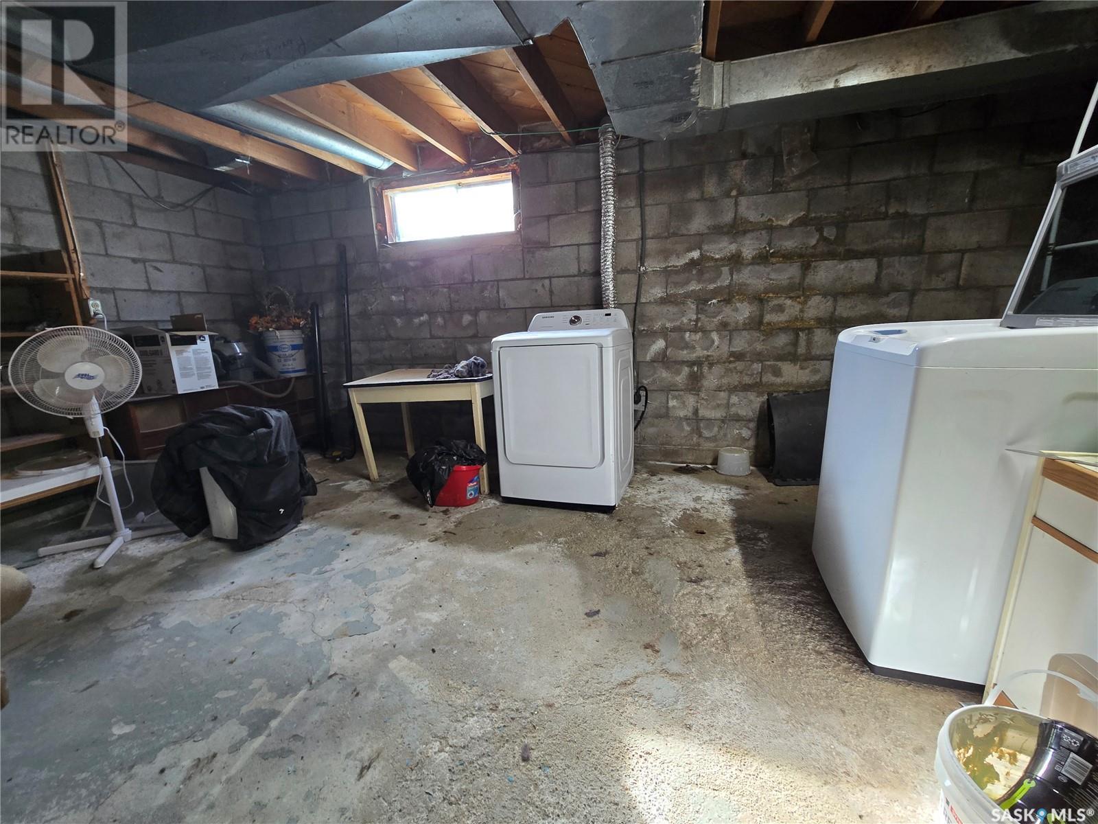 33 4Th Avenue E, Central Butte, SK - Indoor Photo Showing Laundry Room