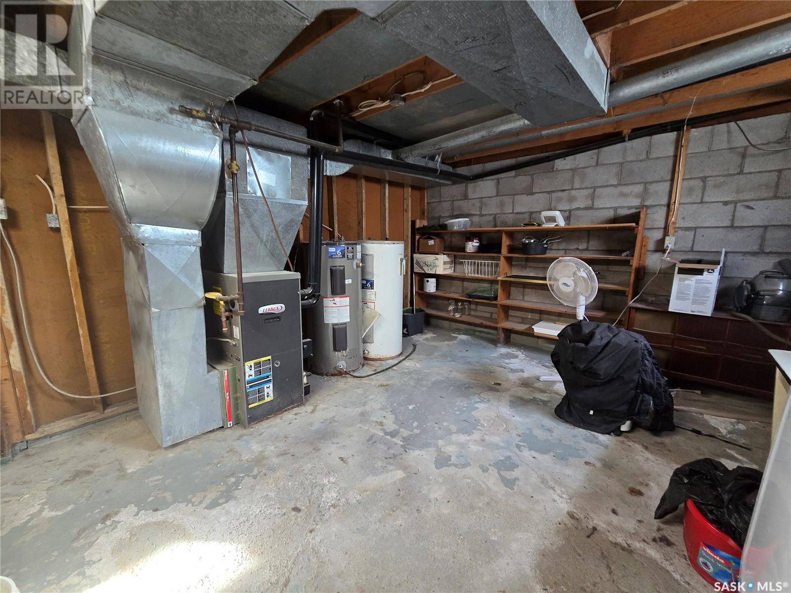 33 4Th Avenue E, Central Butte, SK - Indoor