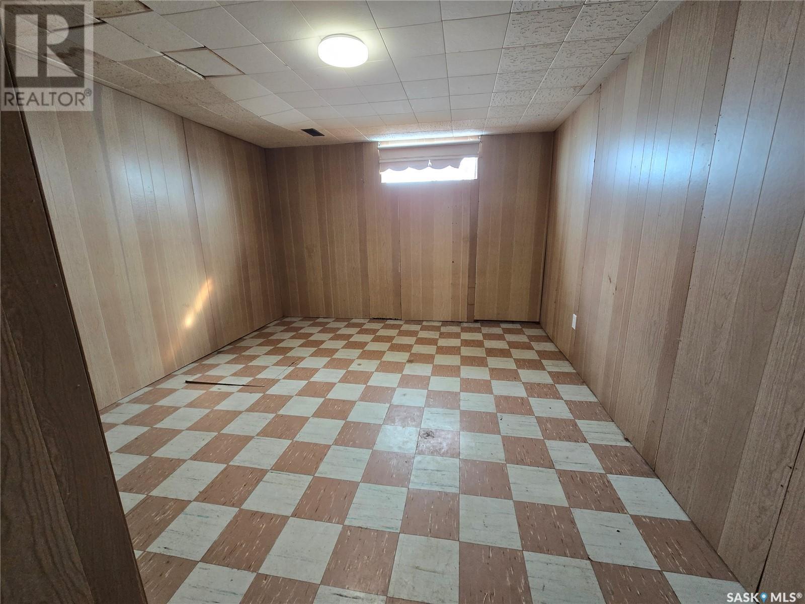 33 4Th Avenue E, Central Butte, SK - Indoor