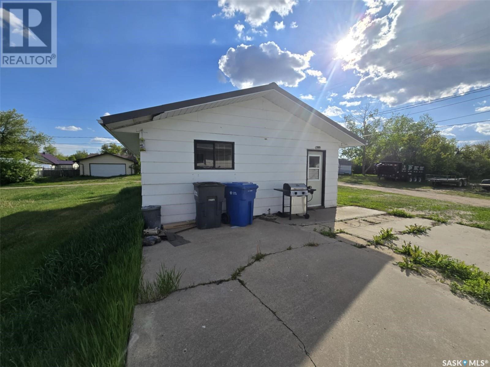 33 4Th Avenue E, Central Butte, SK - Outdoor