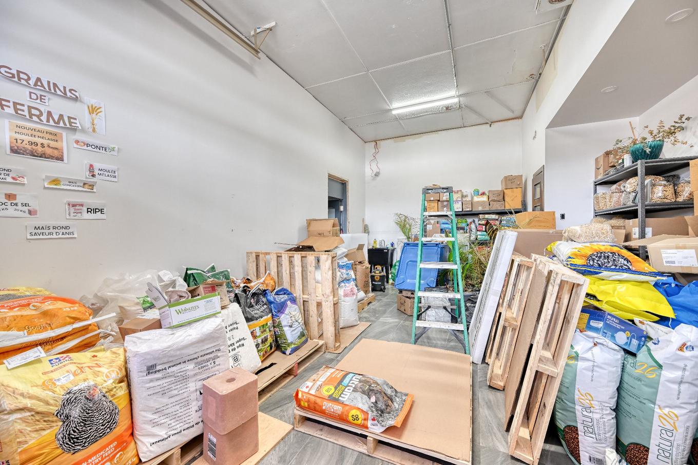 Commerce - 646 Ch. Du Village, Morin-Heights, QC - Indoor Photo Showing Other Room