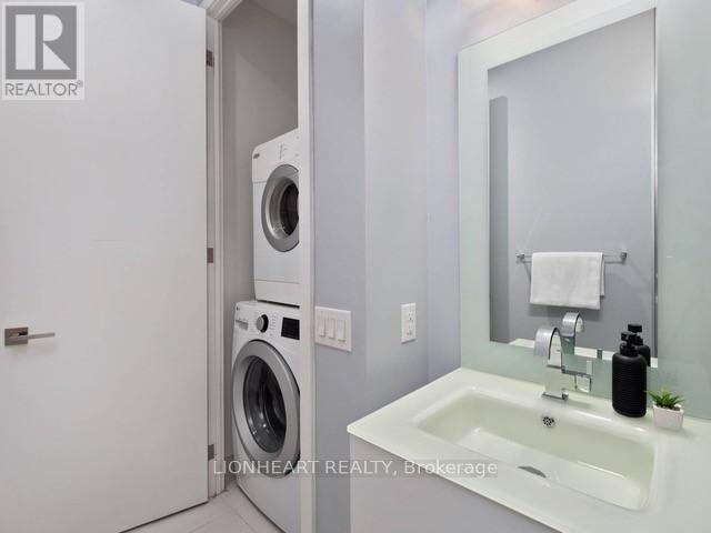 605 - 111 St Clair Avenue W, Toronto, ON - Indoor Photo Showing Laundry Room