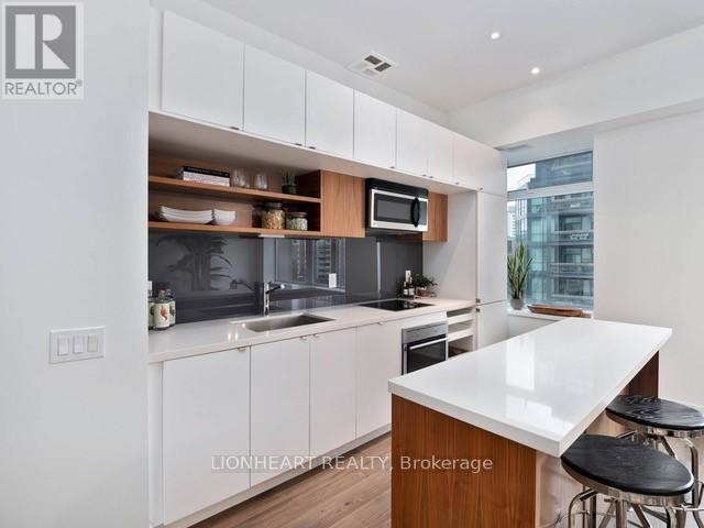 605 - 111 St Clair Avenue W, Toronto, ON - Indoor Photo Showing Kitchen