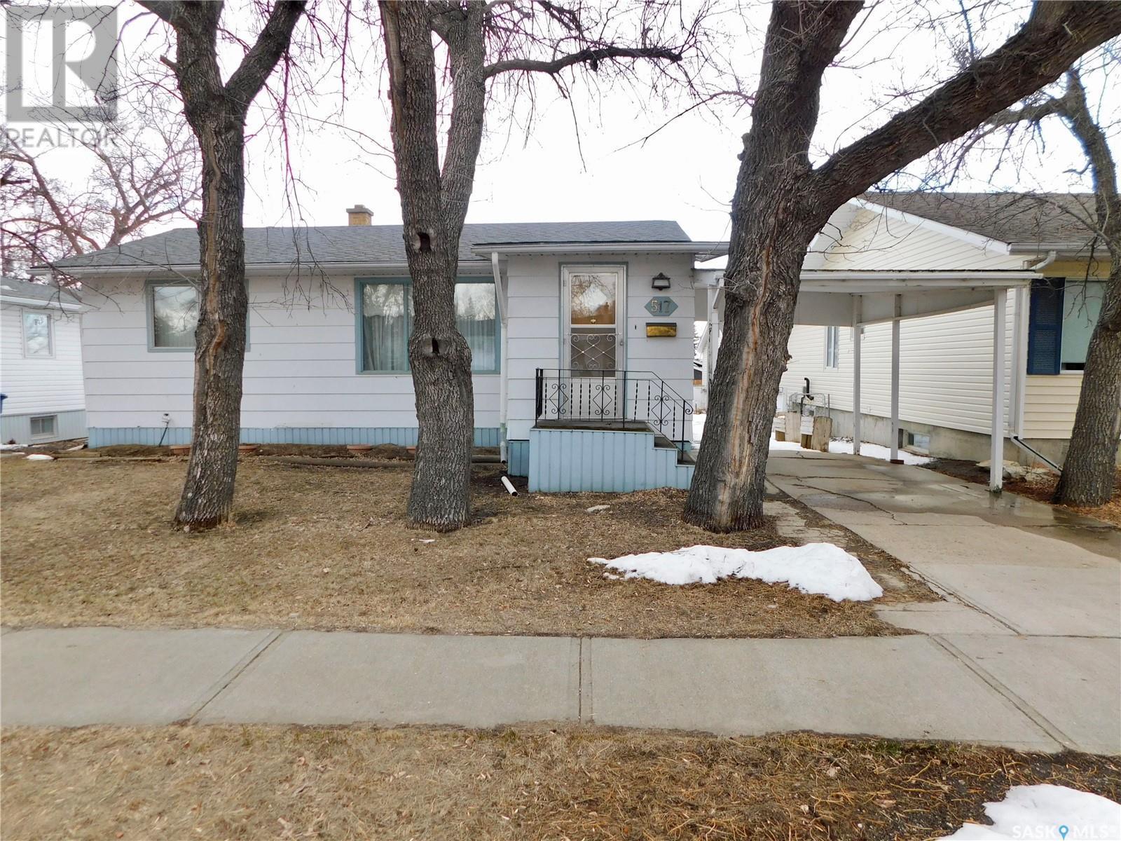517 3Rd Avenue E, Assiniboia, SK - Outdoor