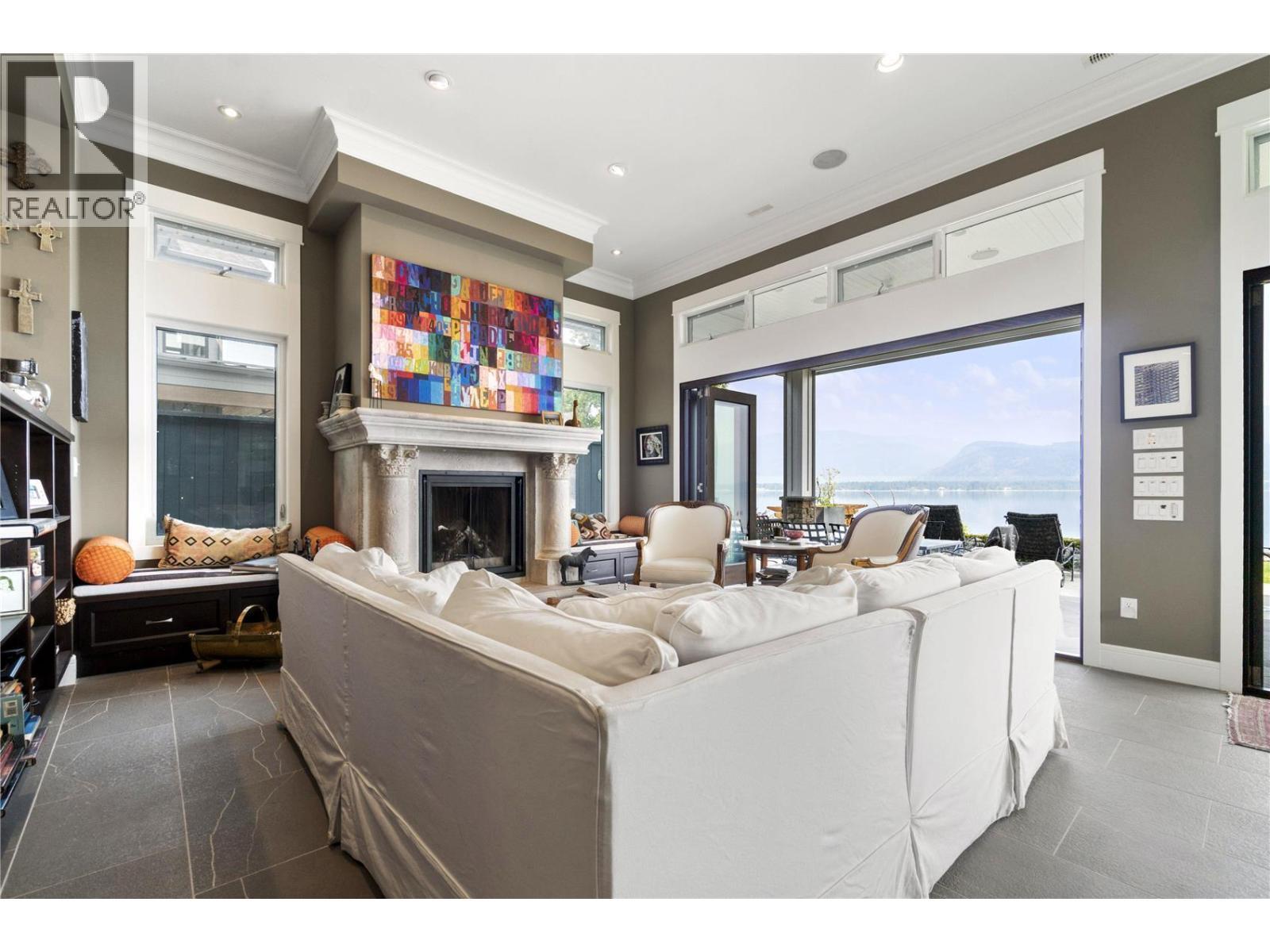 1801 Archibald Road Unit# 5, Sorrento, BC - Indoor Photo Showing Living Room With Fireplace