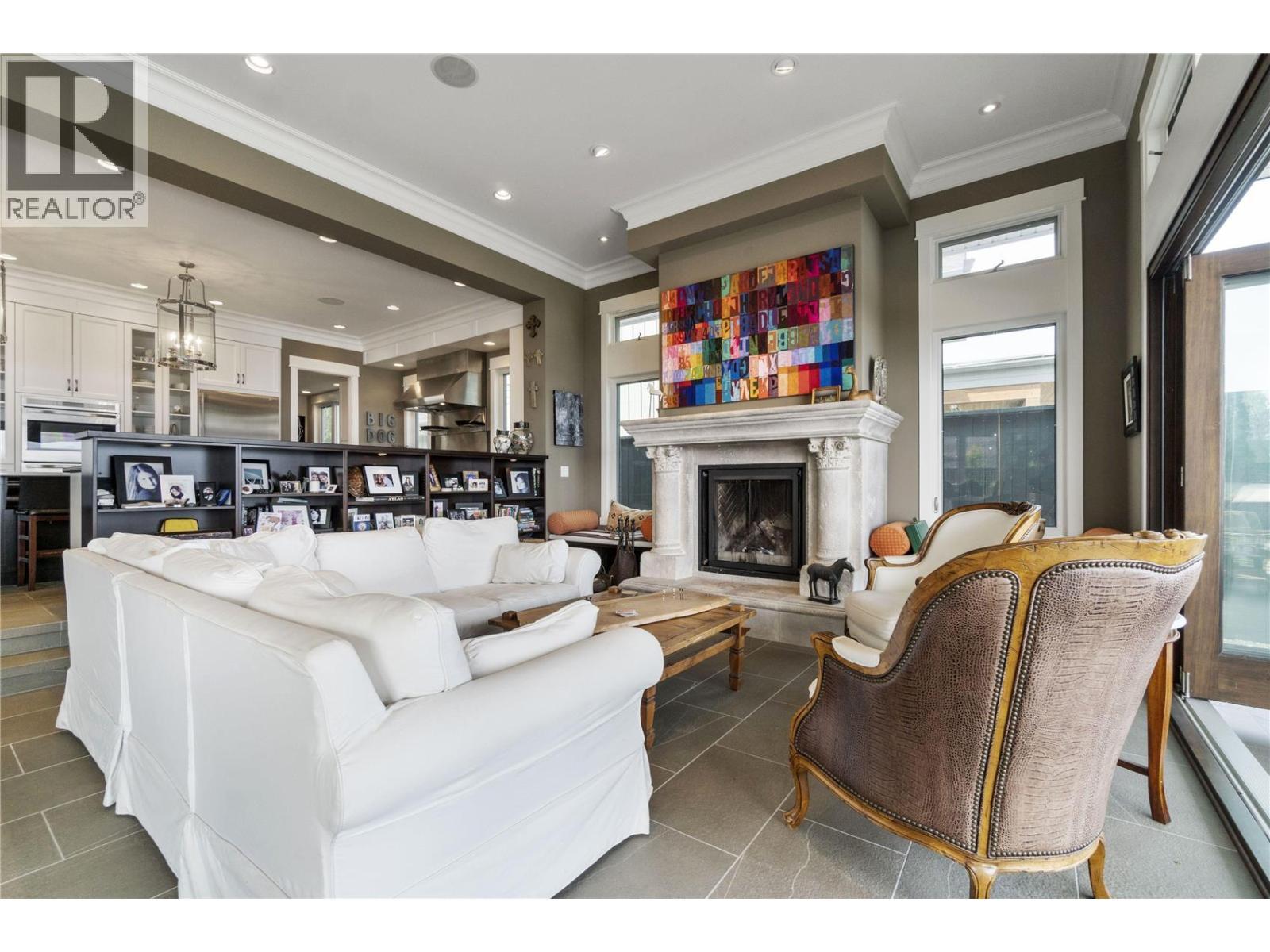 1801 Archibald Road Unit# 5, Sorrento, BC - Indoor Photo Showing Living Room With Fireplace