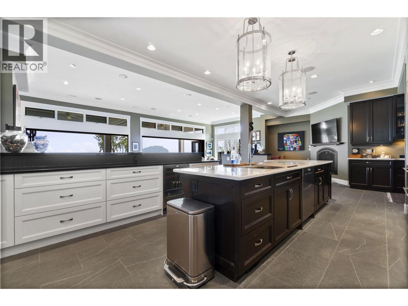 1801 Archibald Road Unit# 5, Sorrento, BC - Indoor Photo Showing Kitchen With Upgraded Kitchen