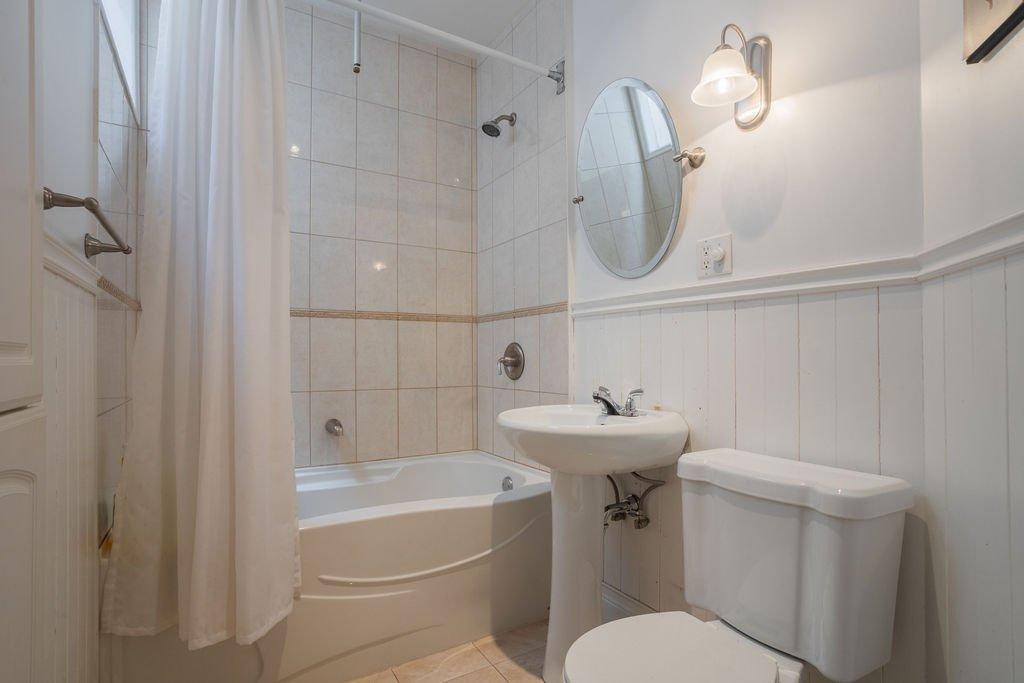 Bathroom - 4982 Av. Coolbrook, Montréal (Côte-Des-Neiges/Notre-Dame-De-Grâce), QC - Indoor Photo Showing Bathroom