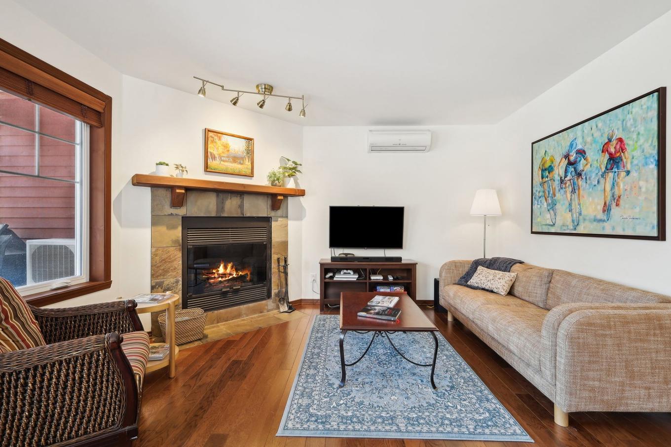 Living room - 1822 Ch. Du Golf, Mont-Tremblant, QC - Indoor Photo Showing Living Room With Fireplace