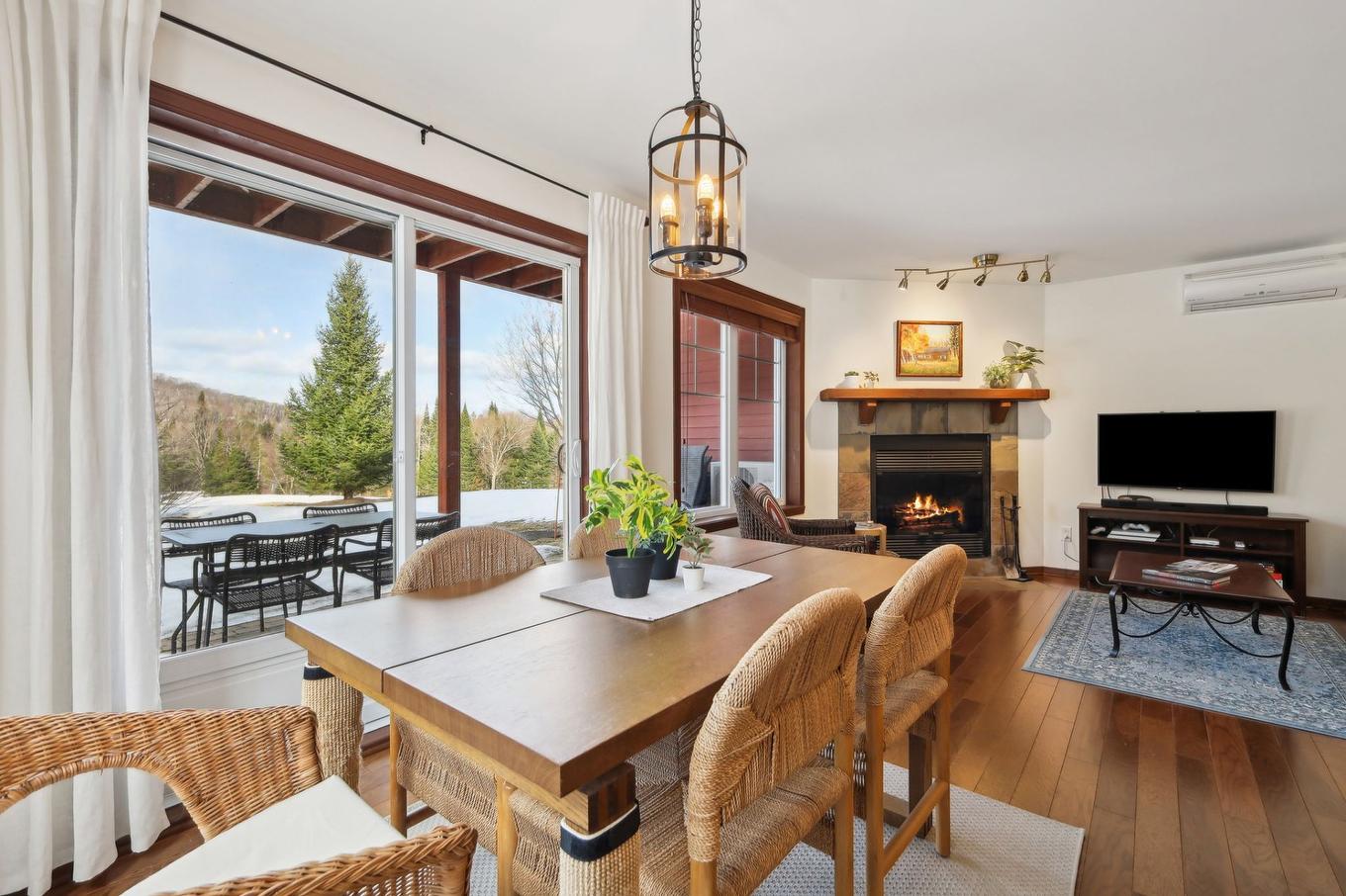 Dining room - 1822 Ch. Du Golf, Mont-Tremblant, QC - Indoor With Fireplace