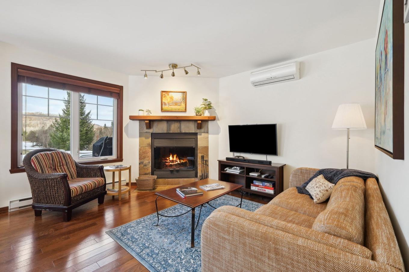 Living room - 1822 Ch. Du Golf, Mont-Tremblant, QC - Indoor Photo Showing Living Room With Fireplace